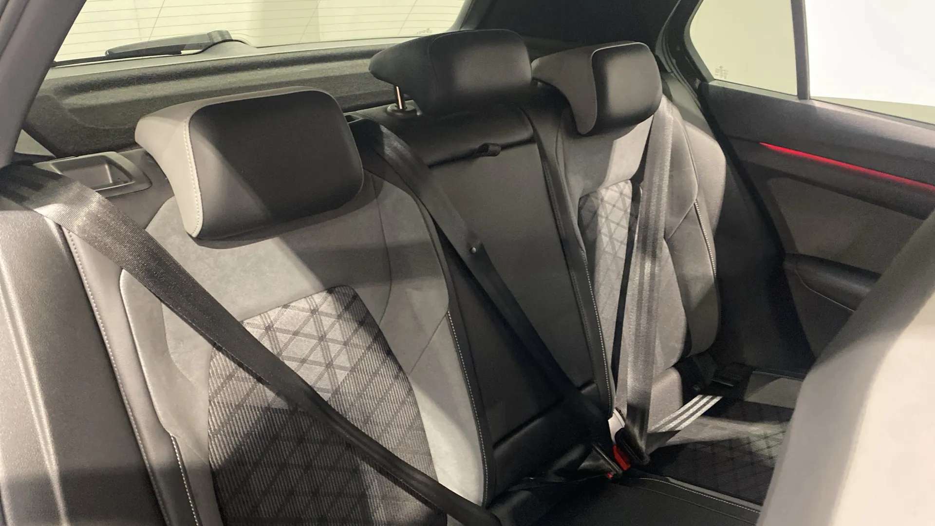 A 2024 VOLKSWAGEN GOLF 1.5 TSI R-Line A 2024 VOLKSWAGEN GOLF 1.5 TSI R-Line