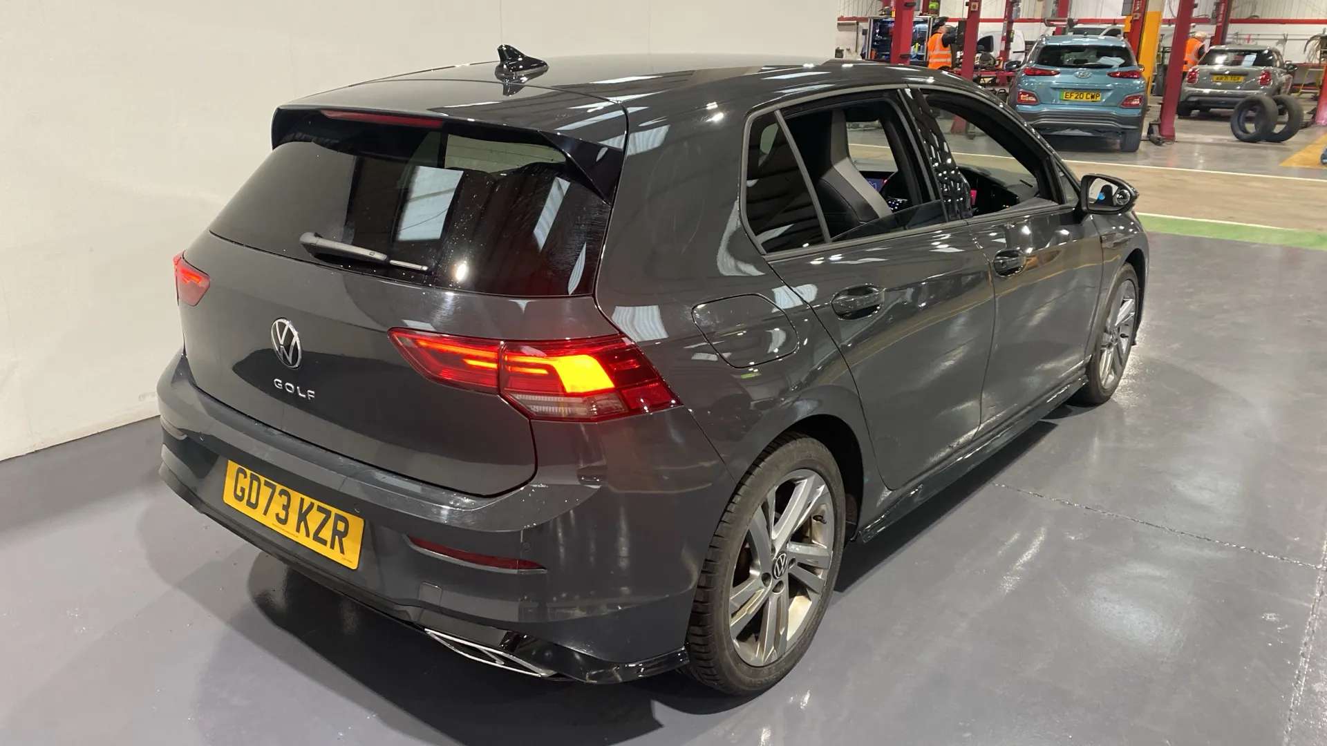 A 2024 VOLKSWAGEN GOLF 1.5 TSI R-Line A 2024 VOLKSWAGEN GOLF 1.5 TSI R-Line