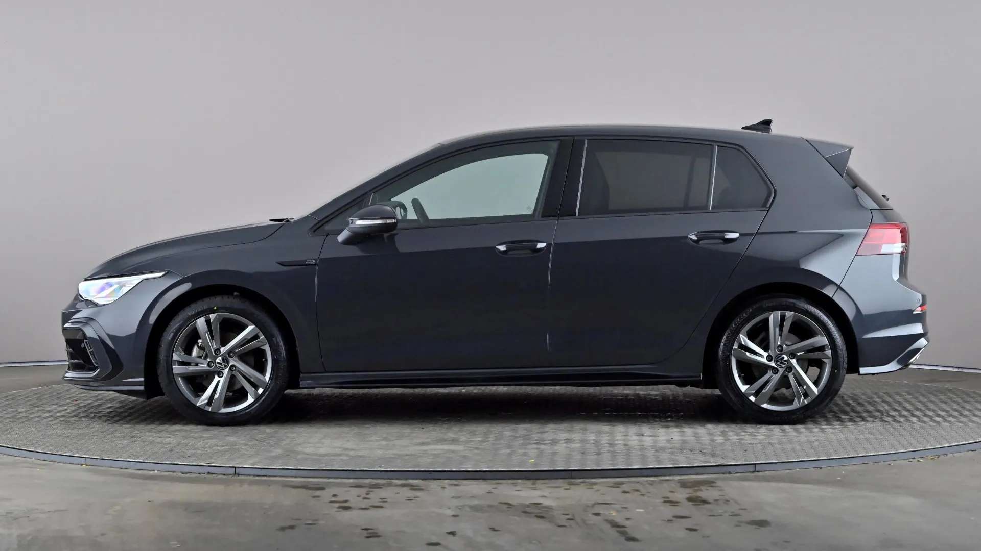 A 2024 VOLKSWAGEN GOLF 1.5 TSI R-Line A 2024 VOLKSWAGEN GOLF 1.5 TSI R-Line