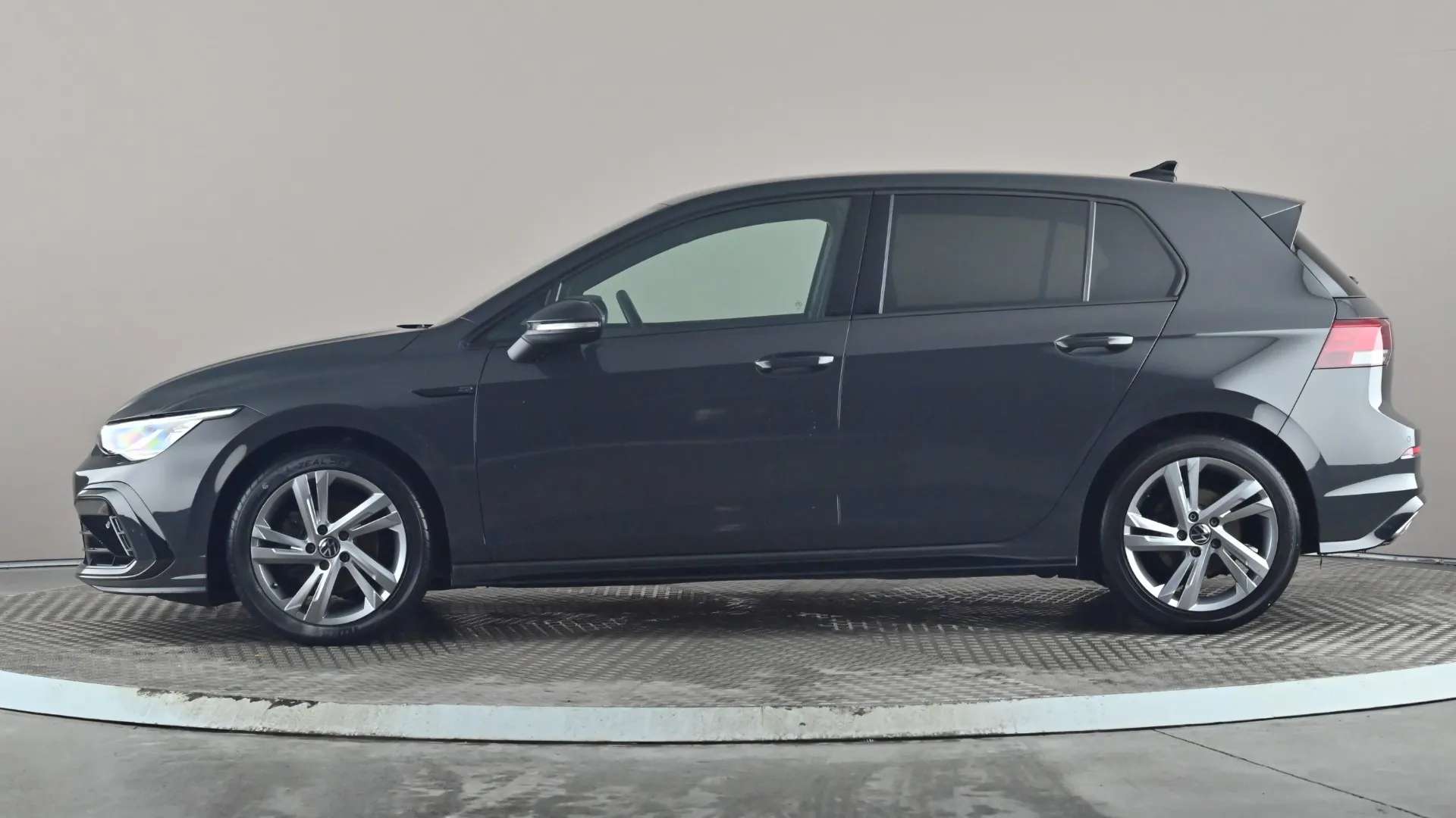 A 2024 VOLKSWAGEN GOLF 1.5 TSI R-Line A 2024 VOLKSWAGEN GOLF 1.5 TSI R-Line