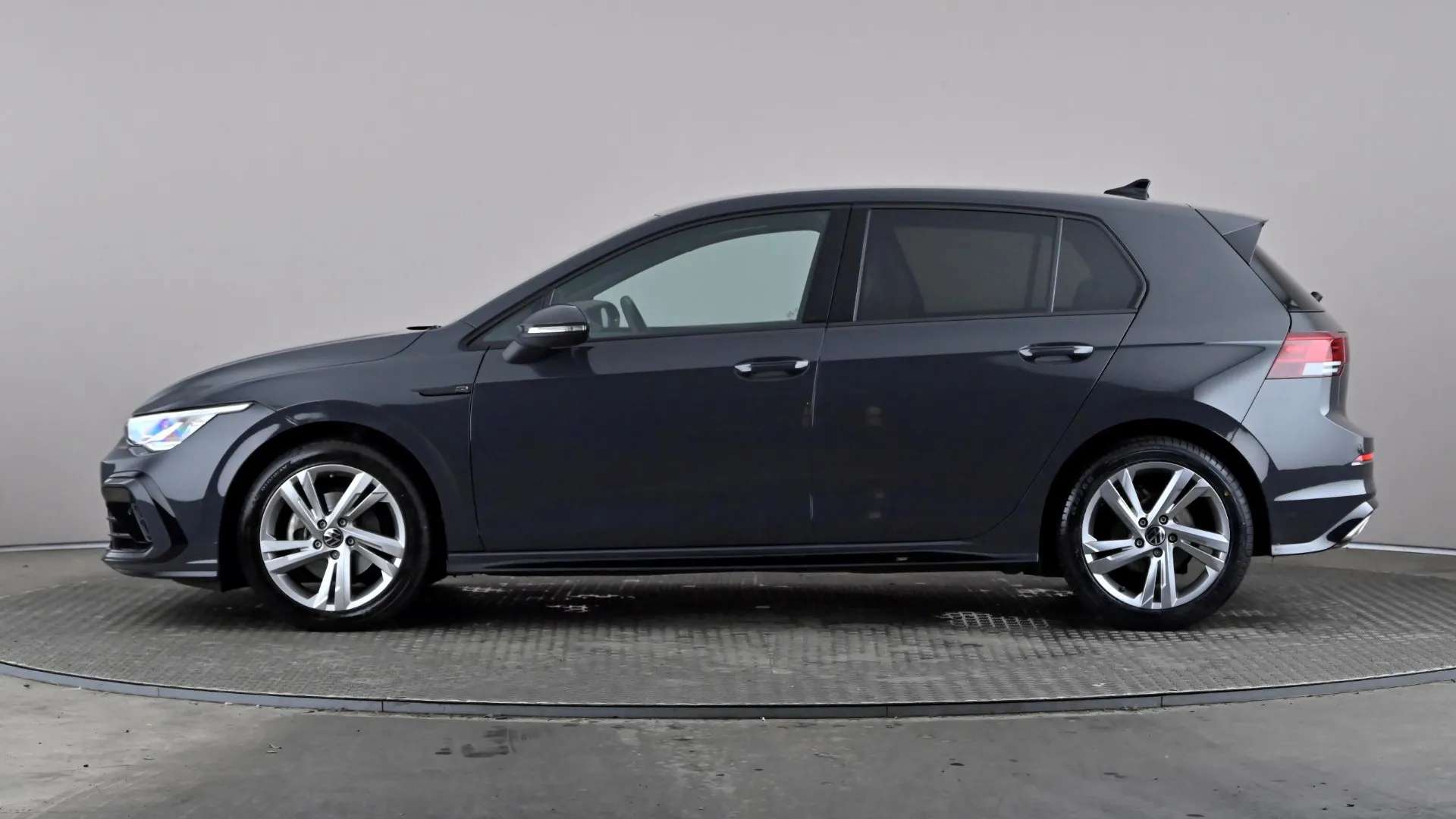A 2024 VOLKSWAGEN GOLF 1.5 TSI R-Line A 2024 VOLKSWAGEN GOLF 1.5 TSI R-Line