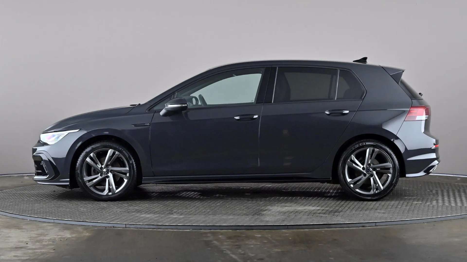 A 2024 VOLKSWAGEN GOLF 1.5 TSI R-Line A 2024 VOLKSWAGEN GOLF 1.5 TSI R-Line