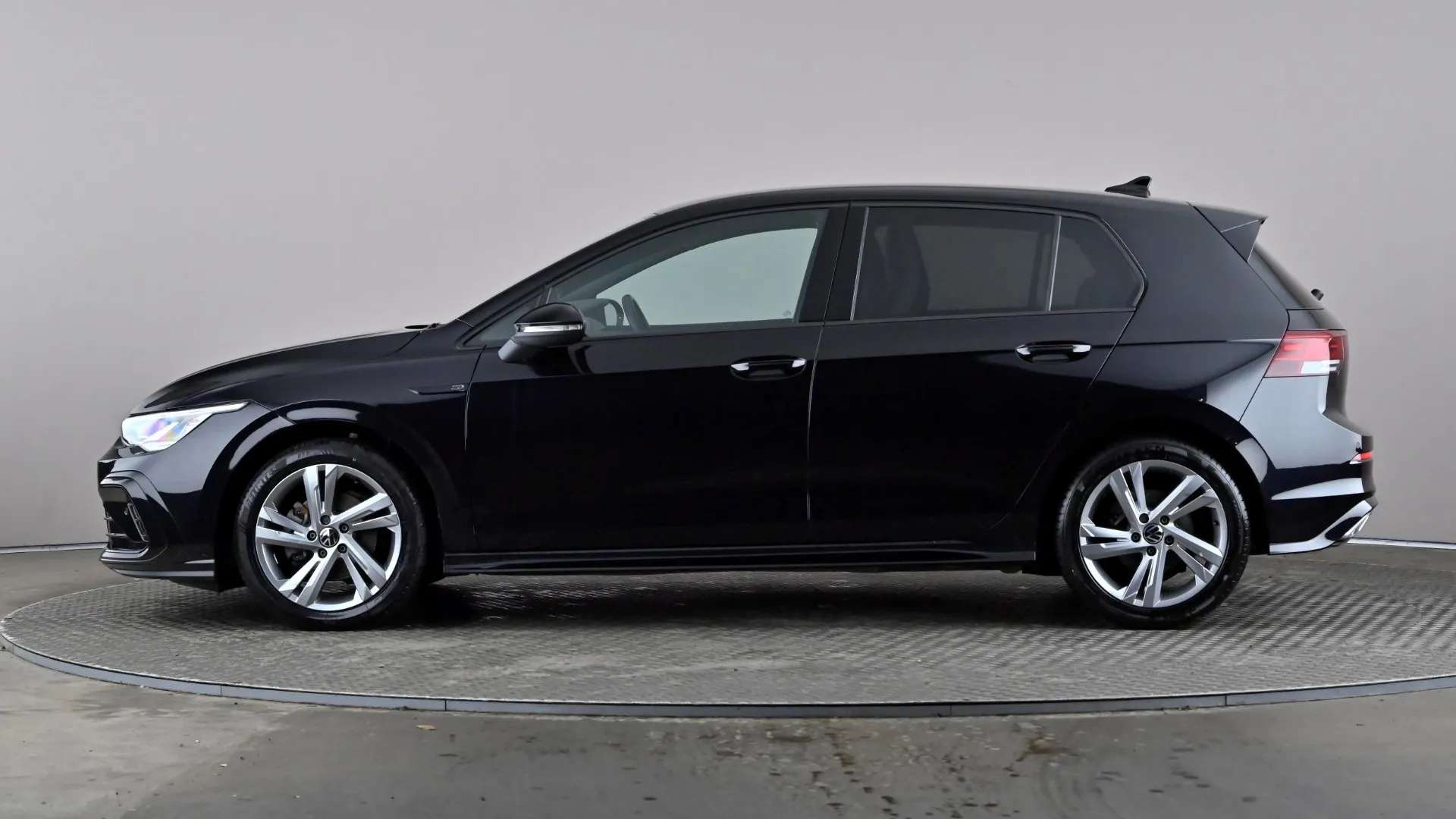 A 2024 VOLKSWAGEN GOLF 1.5 TSI R-Line A 2024 VOLKSWAGEN GOLF 1.5 TSI R-Line