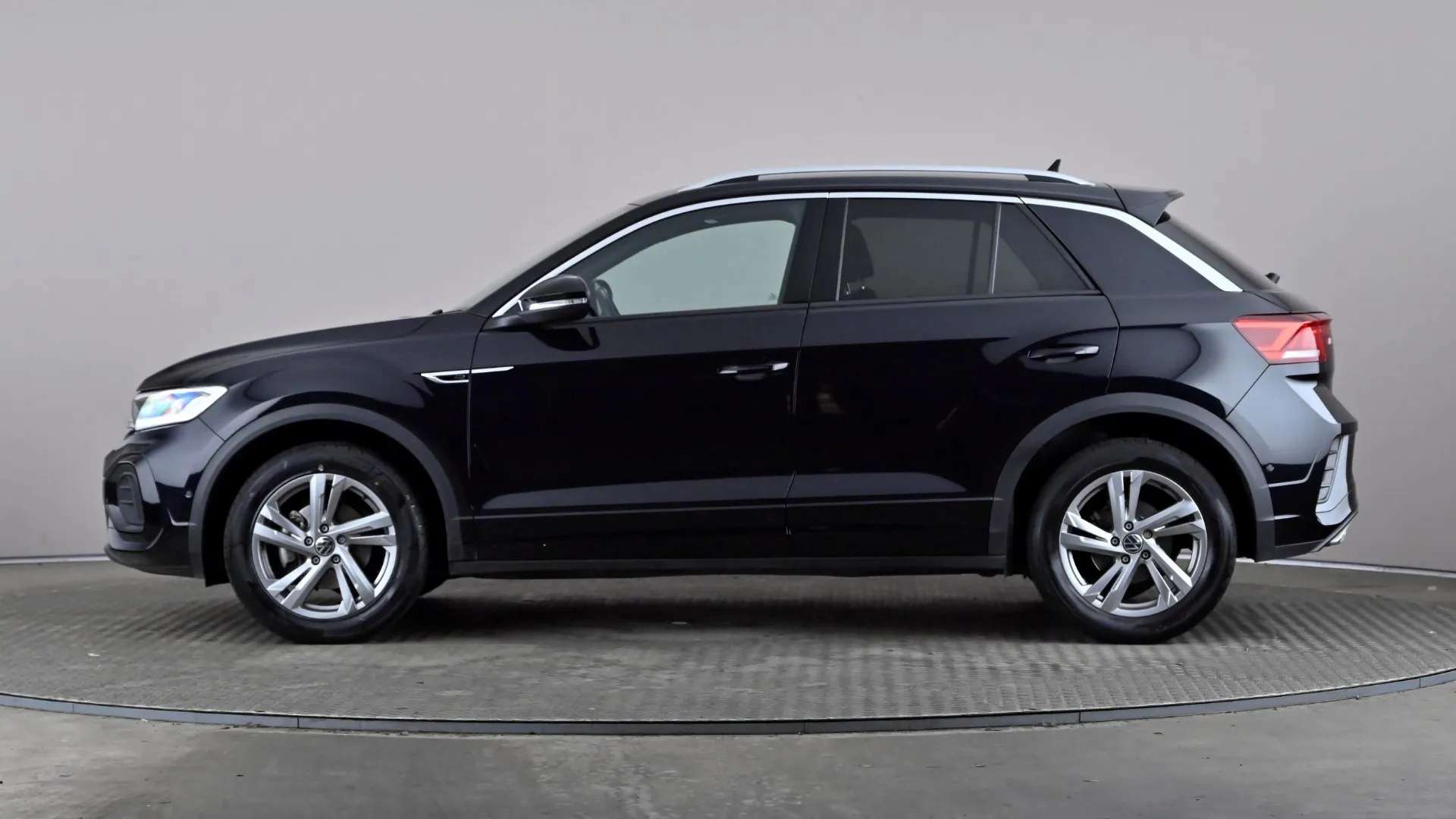 A 2024 VOLKSWAGEN T-ROC 1.5 TSI R-Line A 2024 VOLKSWAGEN T-ROC 1.5 TSI R-Line