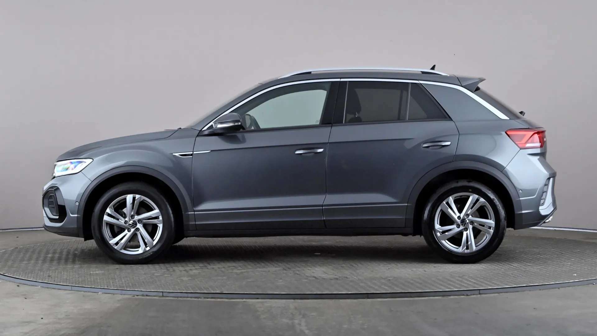 A 2024 VOLKSWAGEN T-ROC 1.5 TSI R-Line A 2024 VOLKSWAGEN T-ROC 1.5 TSI R-Line