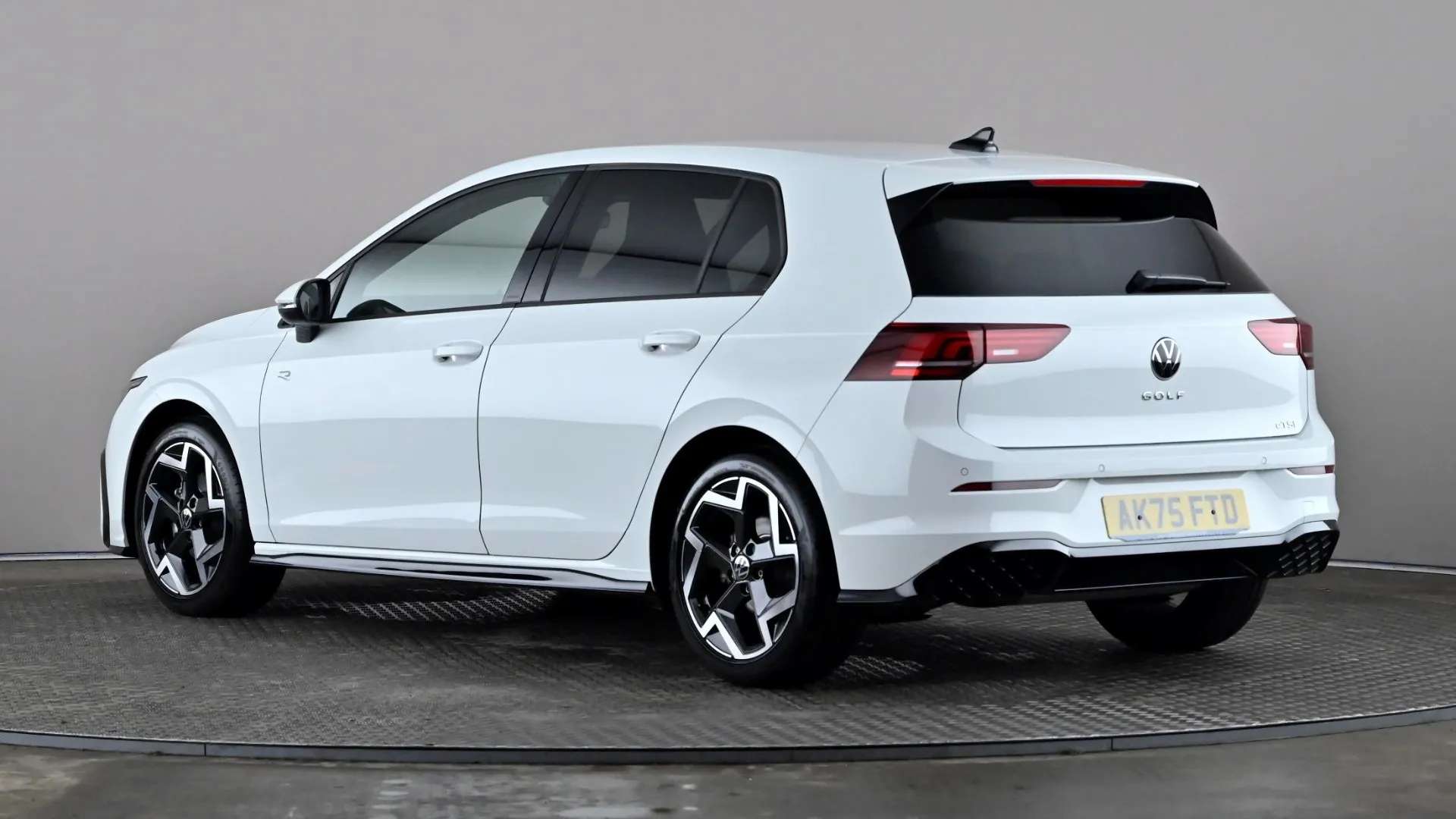 A 2025 VOLKSWAGEN GOLF 1.5 eTSI 150 R-Line DSG A 2025 VOLKSWAGEN GOLF 1.5 eTSI 150 R-Line DSG