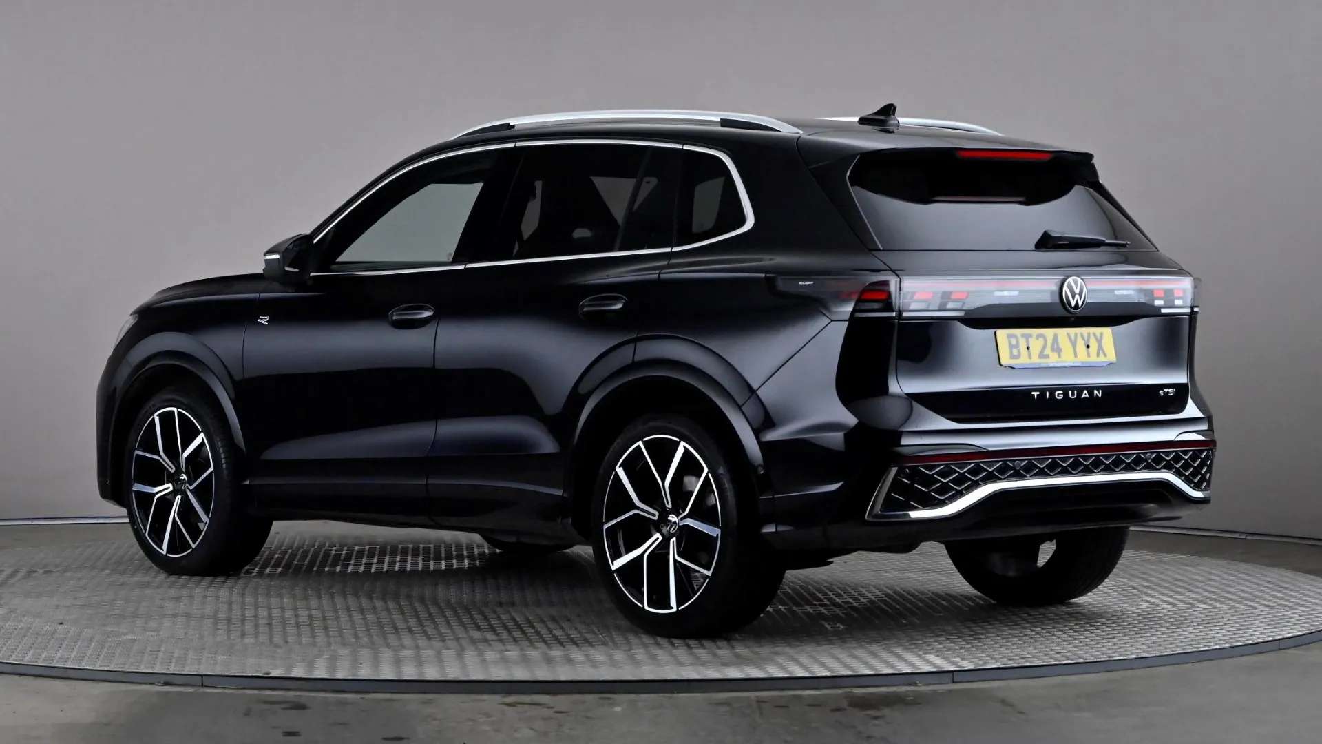 A 2024 VOLKSWAGEN TIGUAN 1.5 eTSI 150 R-Line DSG A 2024 VOLKSWAGEN TIGUAN 1.5 eTSI 150 R-Line DSG
