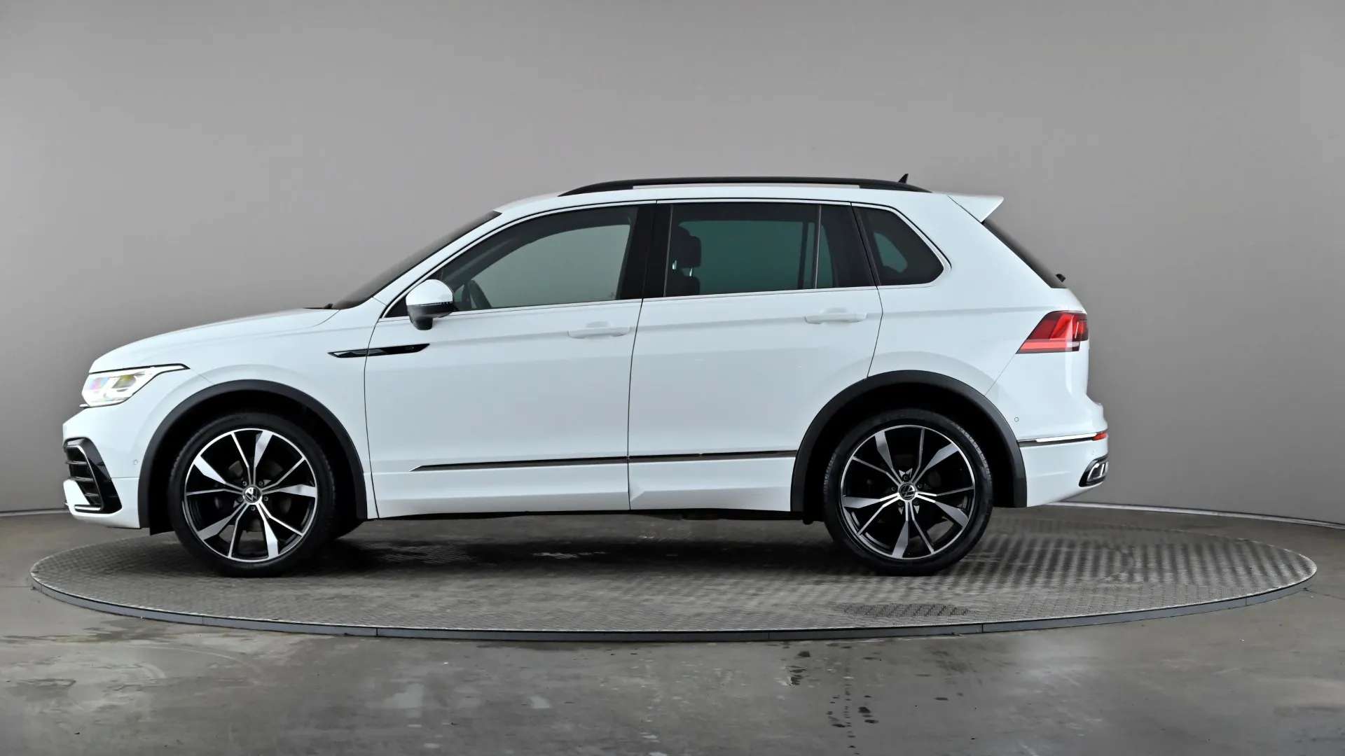 A 2021 VOLKSWAGEN TIGUAN 1.5 TSI 150 R-Line DSG A 2021 VOLKSWAGEN TIGUAN 1.5 TSI 150 R-Line DSG