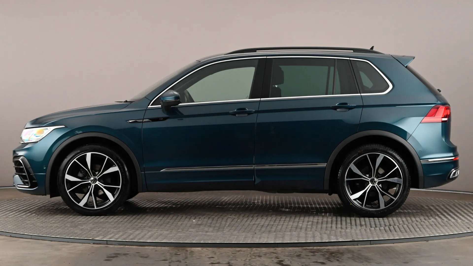 A 2022 VOLKSWAGEN TIGUAN 1.5 TSI 150 R-Line DSG A 2022 VOLKSWAGEN TIGUAN 1.5 TSI 150 R-Line DSG