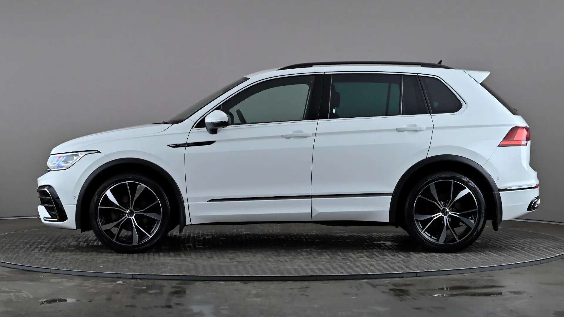 A 2021 VOLKSWAGEN TIGUAN 1.5 TSI 150 R-Line DSG A 2021 VOLKSWAGEN TIGUAN 1.5 TSI 150 R-Line DSG