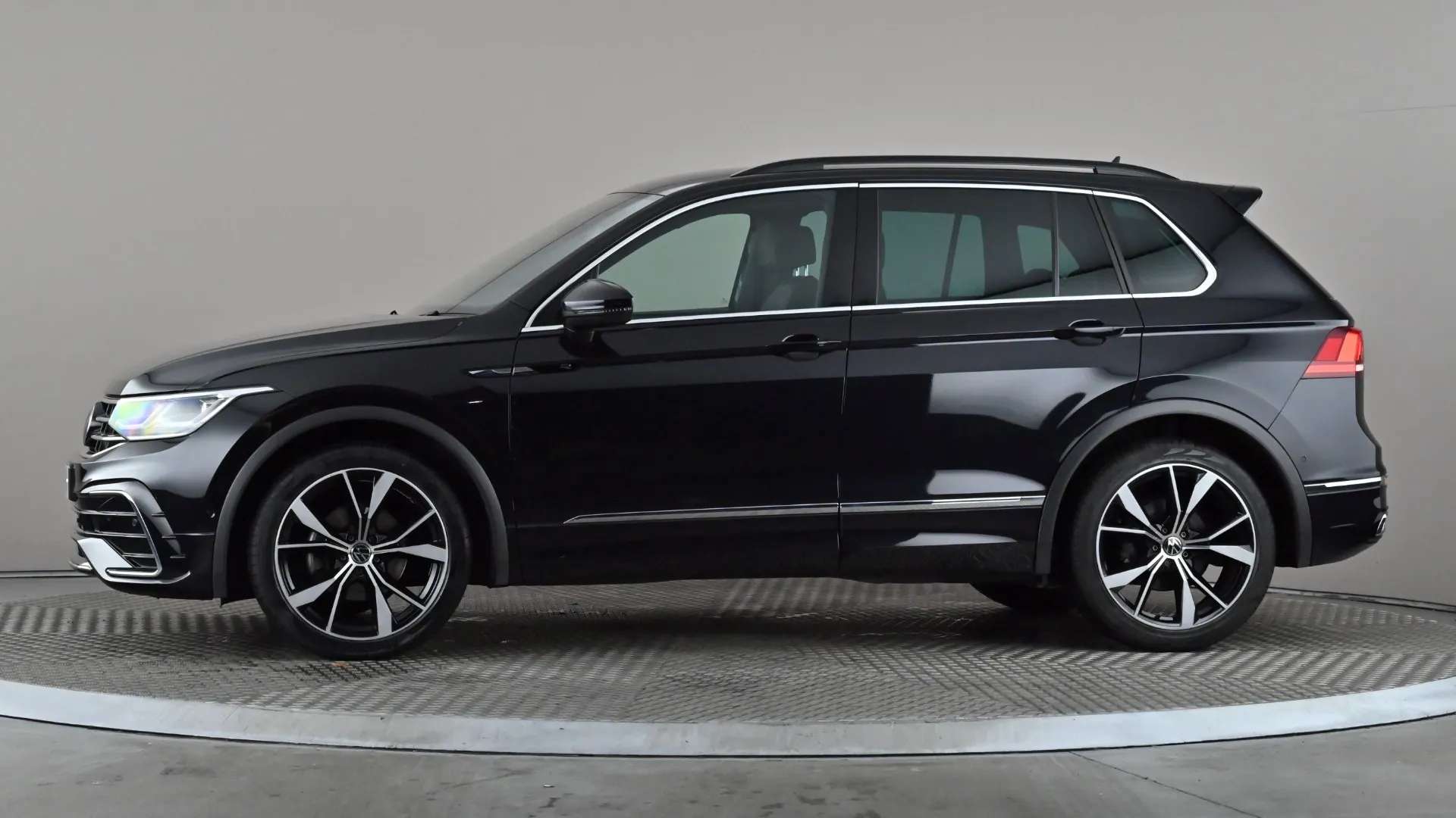 A 2021 VOLKSWAGEN TIGUAN 1.5 TSI 150 R-Line DSG A 2021 VOLKSWAGEN TIGUAN 1.5 TSI 150 R-Line DSG