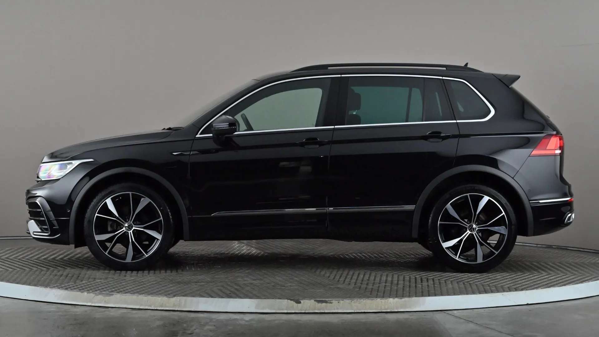 A 2022 VOLKSWAGEN TIGUAN 1.5 TSI 150 R-Line DSG A 2022 VOLKSWAGEN TIGUAN 1.5 TSI 150 R-Line DSG