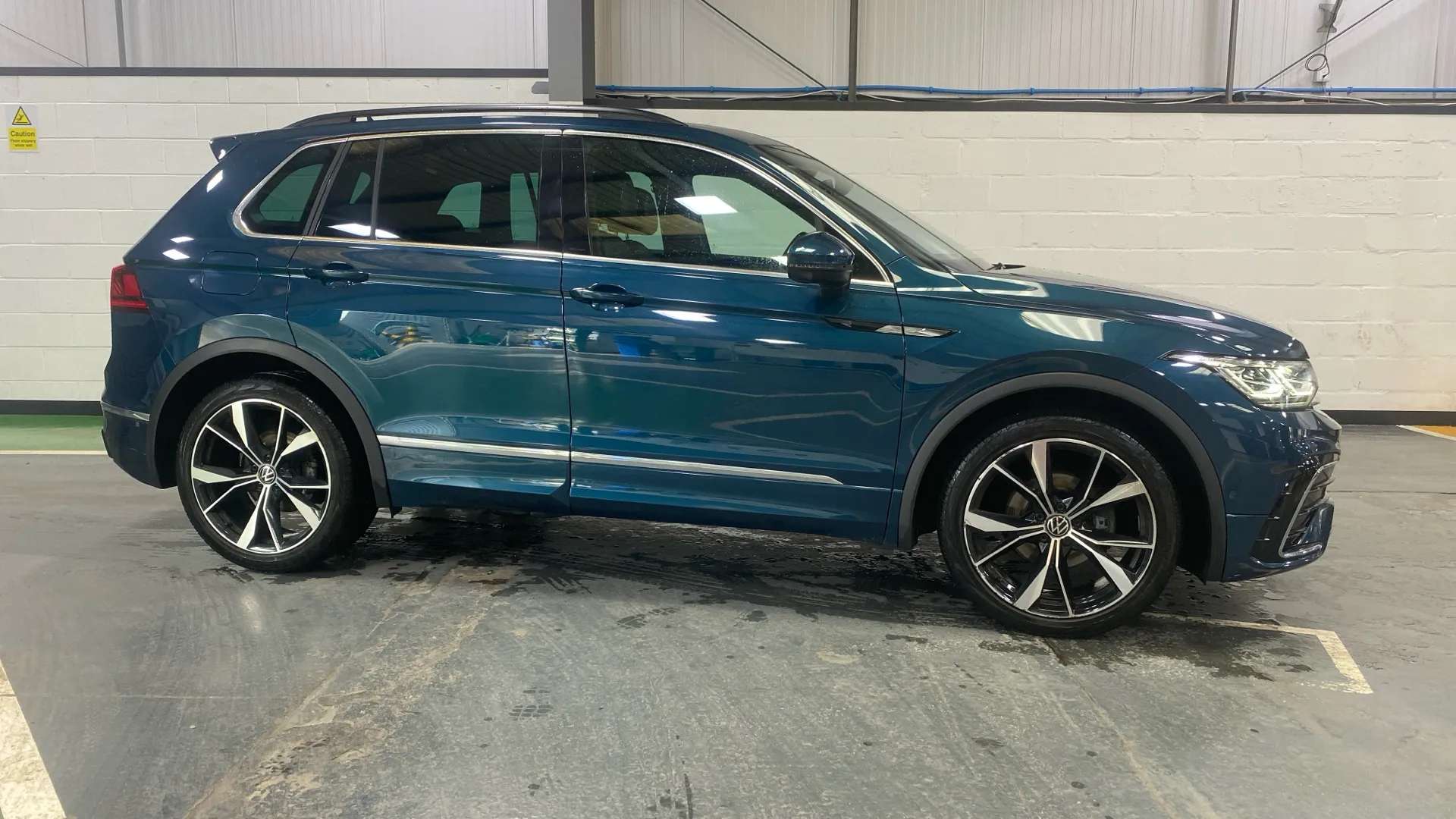 A 2023 VOLKSWAGEN TIGUAN 1.5 TSI 150 R-Line DSG A 2023 VOLKSWAGEN TIGUAN 1.5 TSI 150 R-Line DSG