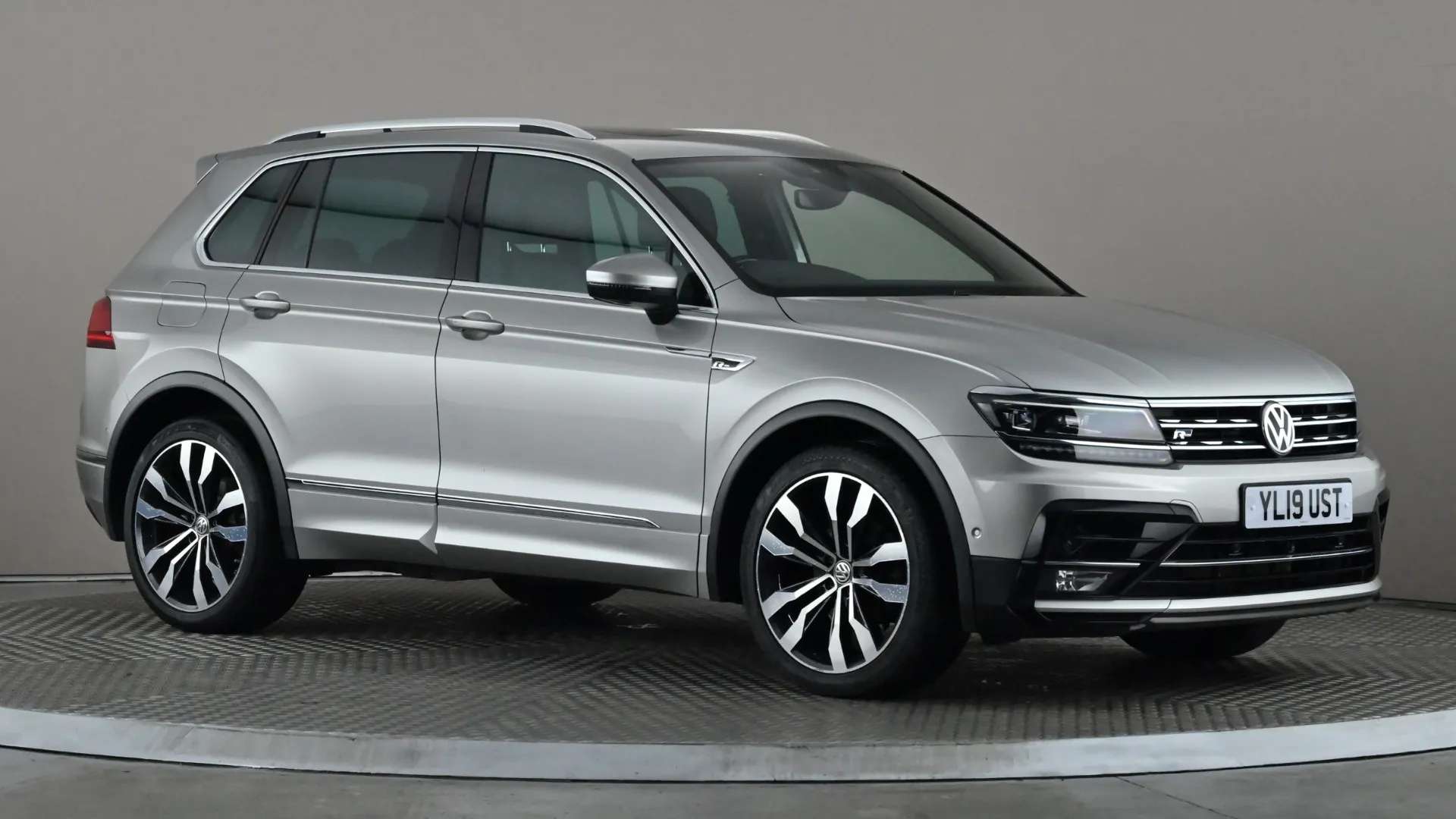 A 2019 VOLKSWAGEN TIGUAN 2.0 TDi 150 R-Line DSG A 2019 VOLKSWAGEN TIGUAN 2.0 TDi 150 R-Line DSG