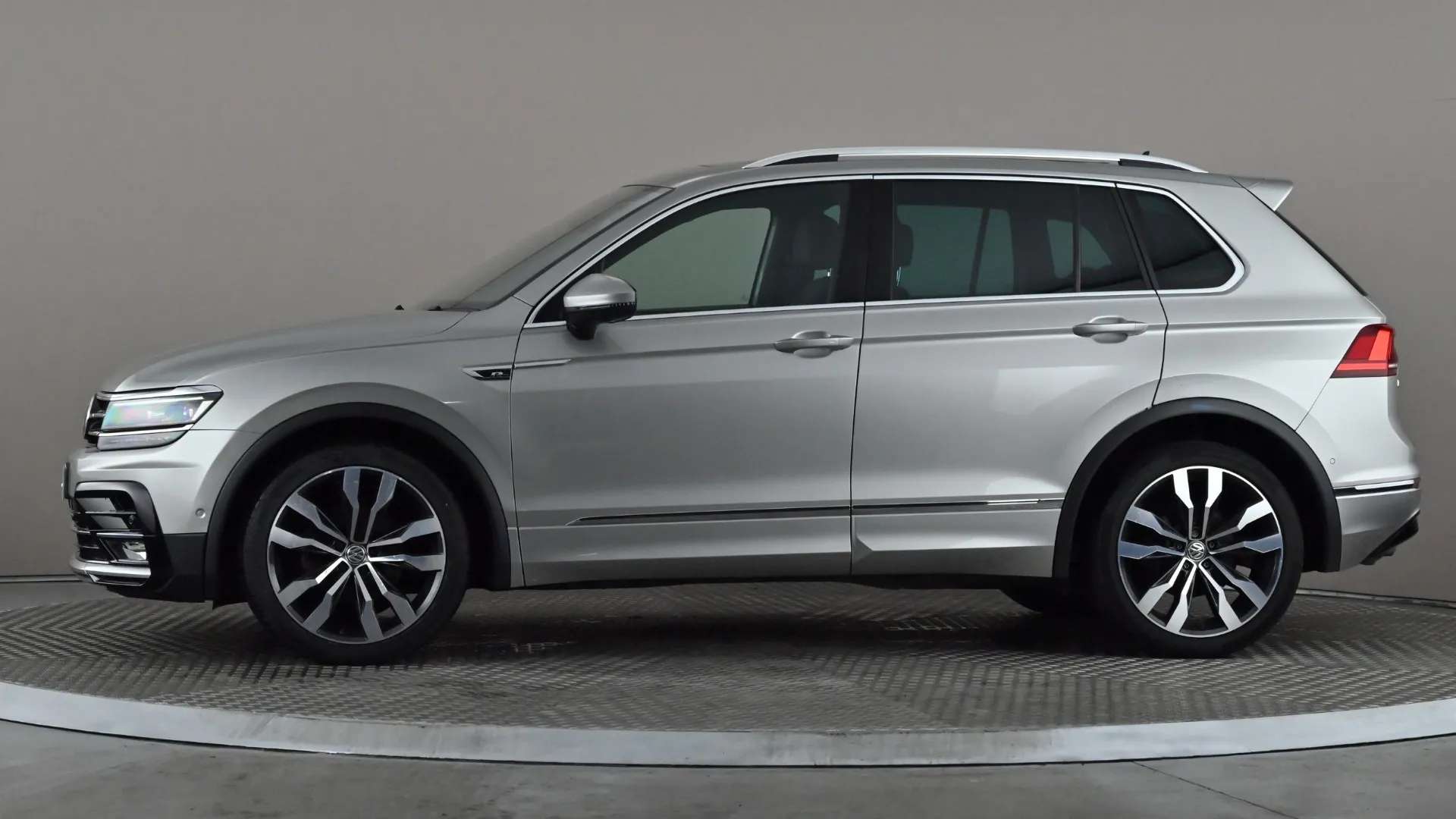 A 2019 VOLKSWAGEN TIGUAN 2.0 TDi 150 R-Line DSG A 2019 VOLKSWAGEN TIGUAN 2.0 TDi 150 R-Line DSG