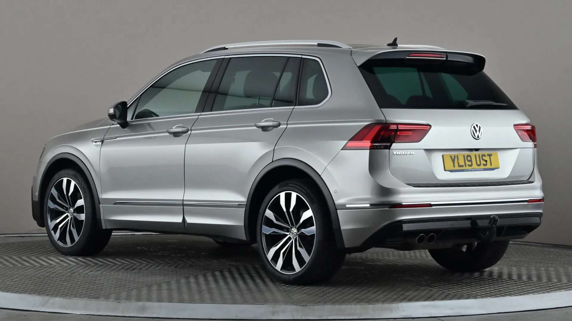 A 2019 VOLKSWAGEN TIGUAN 2.0 TDi 150 R-Line DSG A 2019 VOLKSWAGEN TIGUAN 2.0 TDi 150 R-Line DSG
