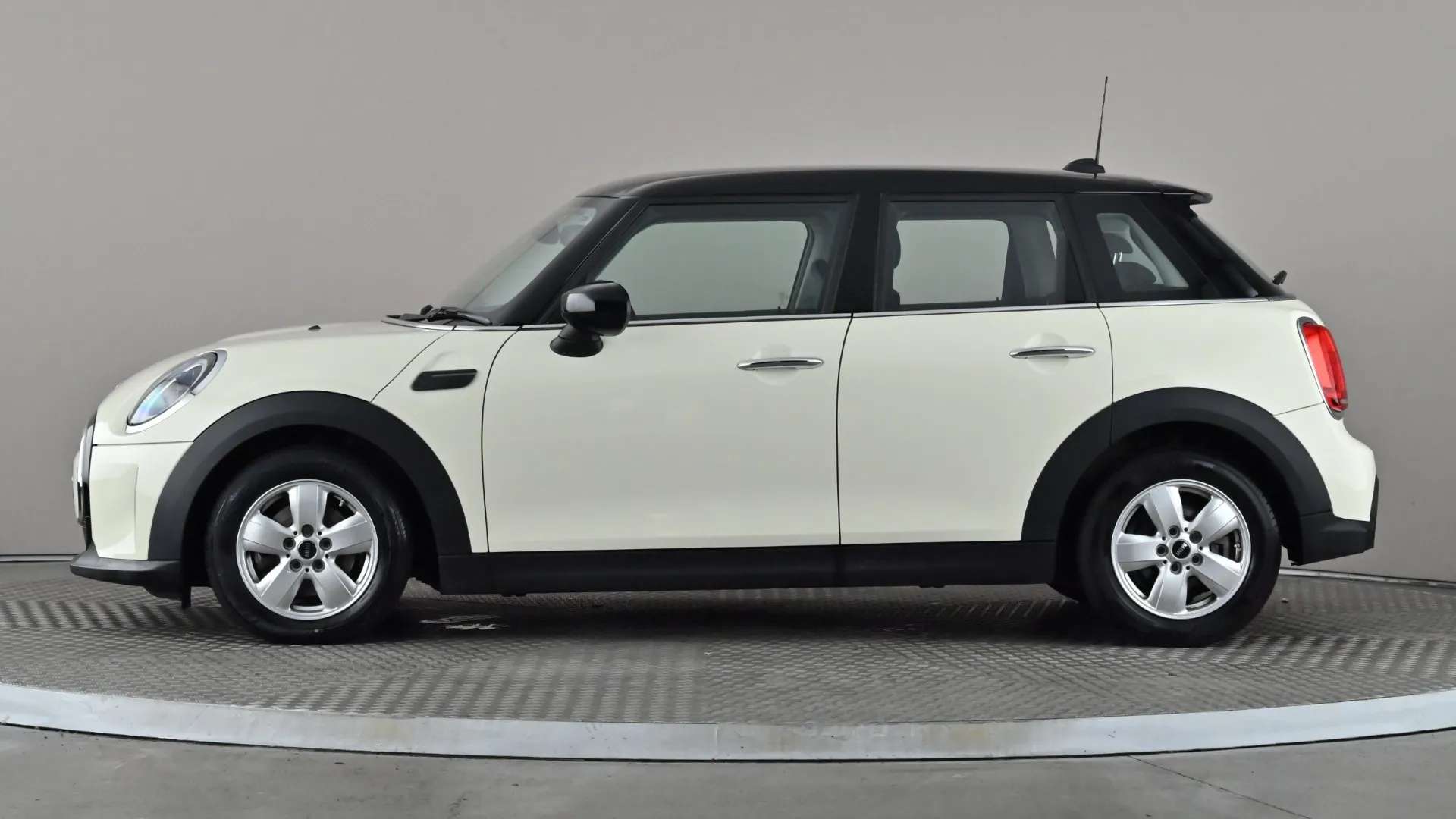 A 2021 MINI HATCH 1.5 Cooper Classic Auto A 2021 MINI HATCH 1.5 Cooper Classic Auto