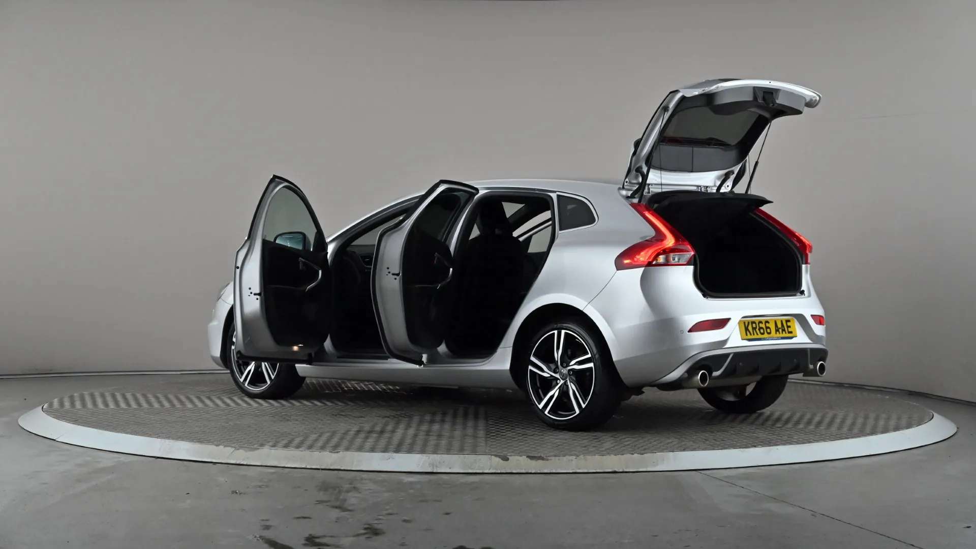 2016 VOLVO V40 2016 VOLVO V40