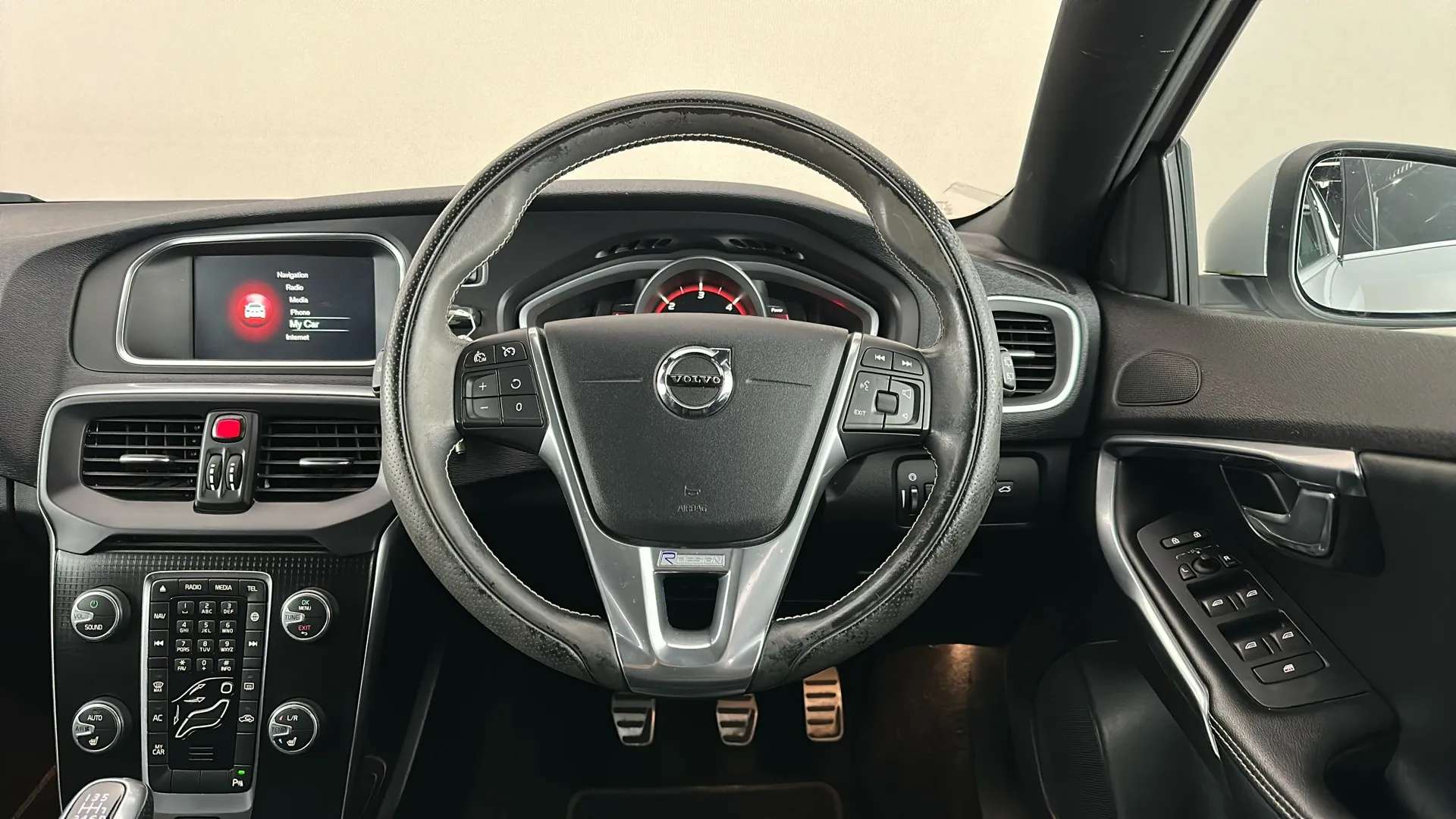 2016 VOLVO V40 2016 VOLVO V40