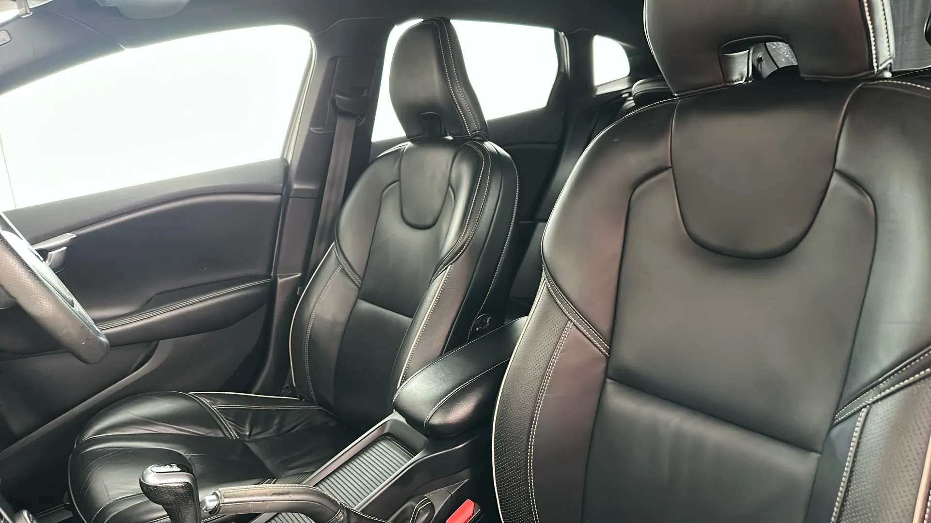 2016 VOLVO V40 2016 VOLVO V40