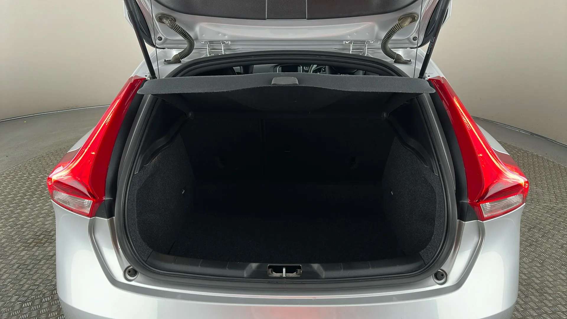 2016 VOLVO V40 2016 VOLVO V40