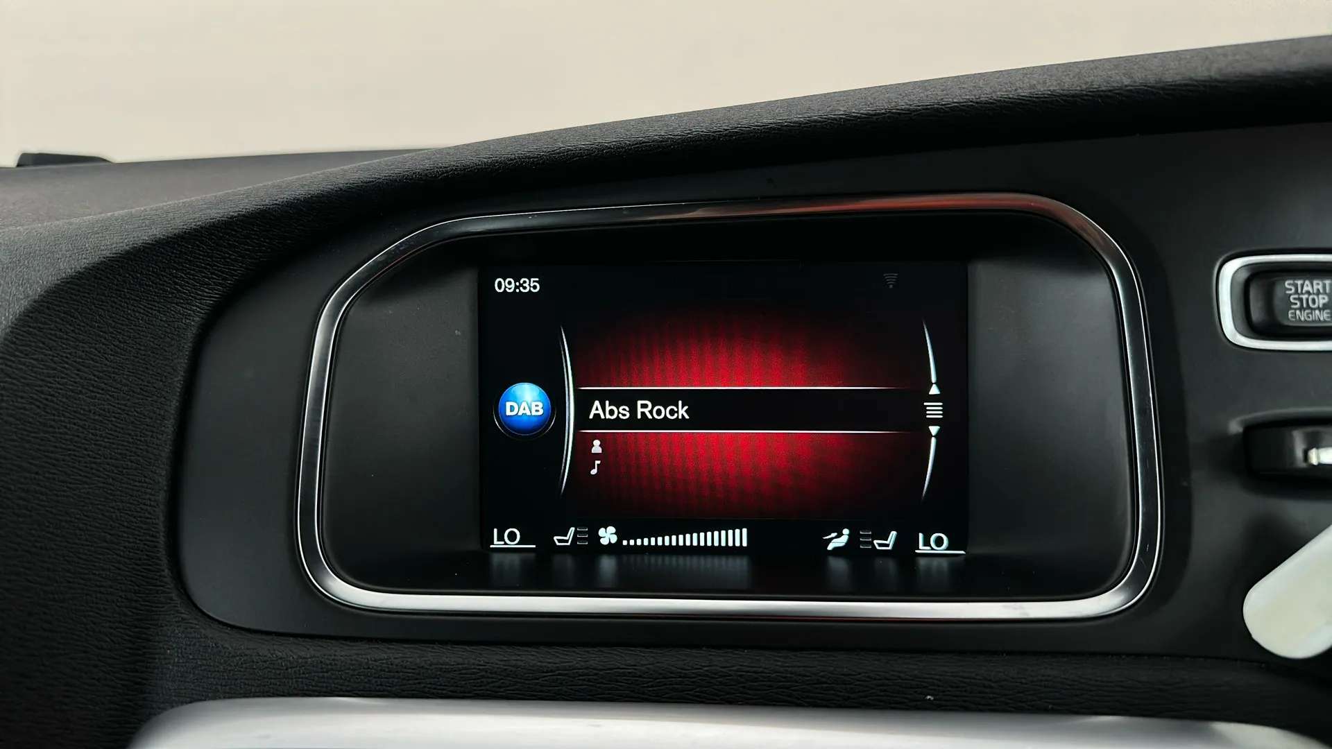 2016 VOLVO V40 2016 VOLVO V40