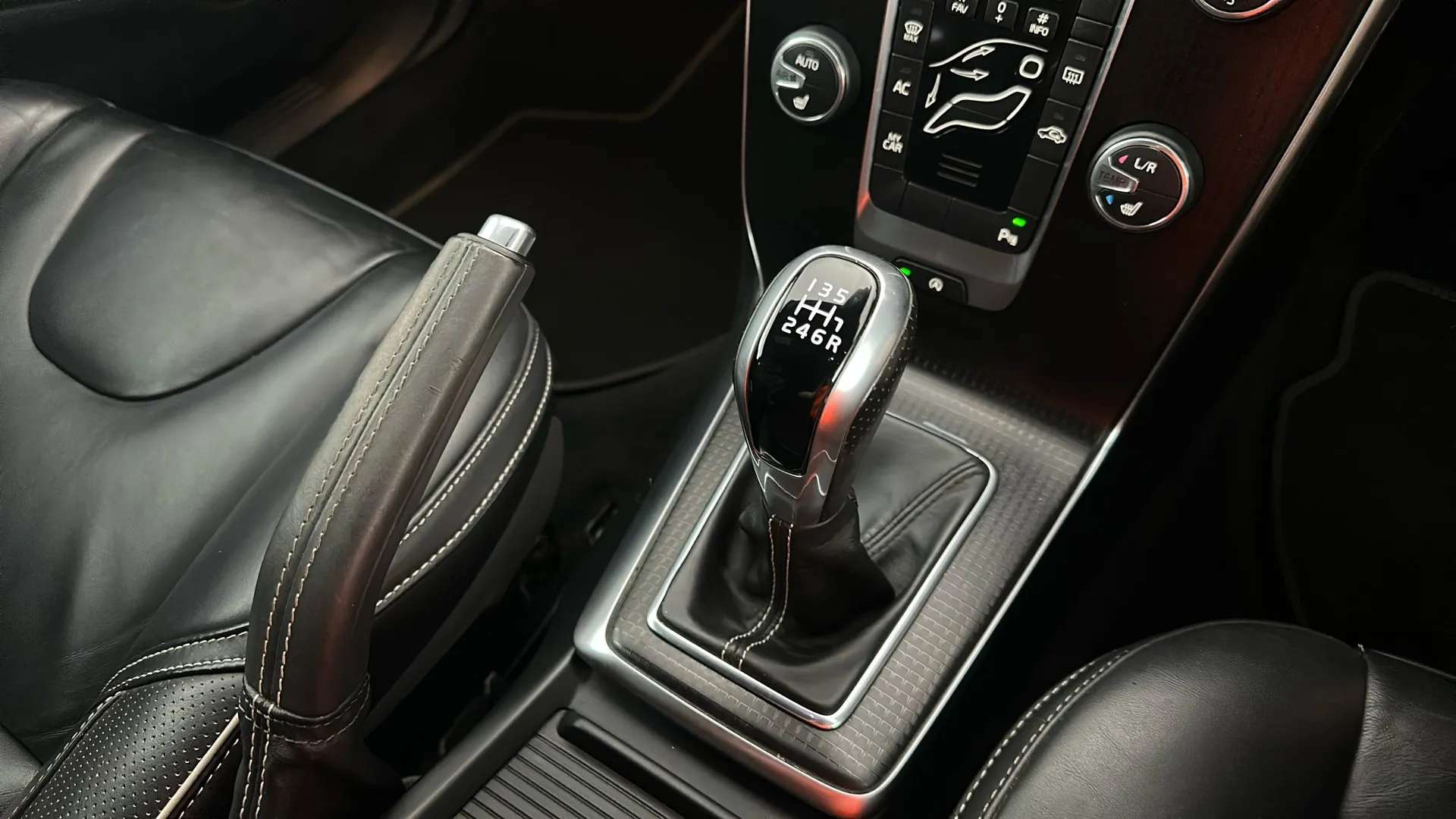 2016 VOLVO V40 2016 VOLVO V40