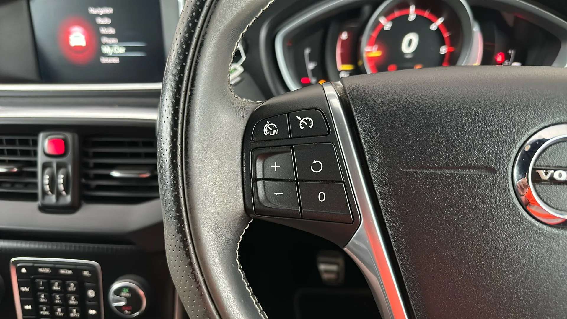 2016 VOLVO V40 2016 VOLVO V40