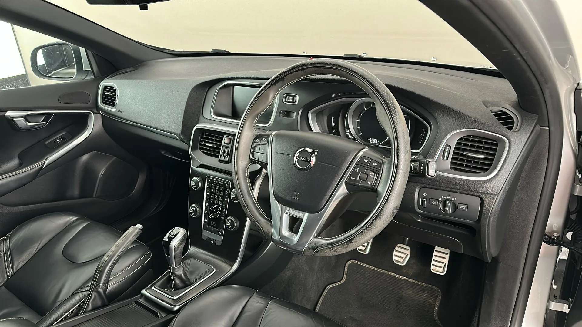 2016 VOLVO V40 2016 VOLVO V40