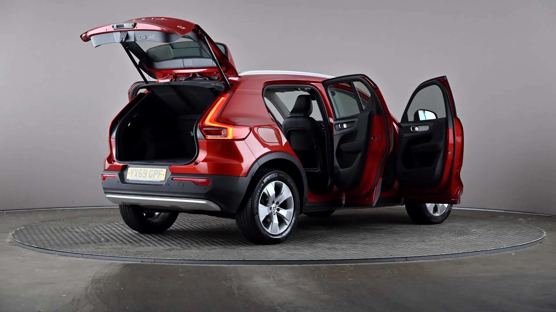2019 VOLVO XC40 2019 VOLVO XC40