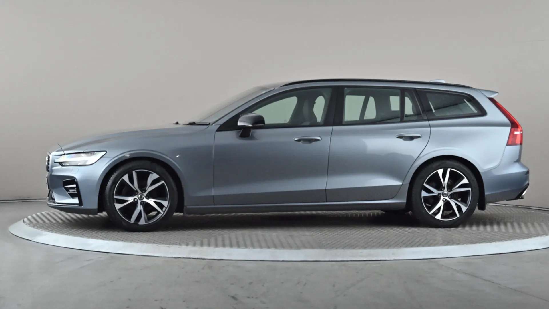 A 2019 VOLVO V60 2.0 D3 R DESIGN A 2019 VOLVO V60 2.0 D3 R DESIGN