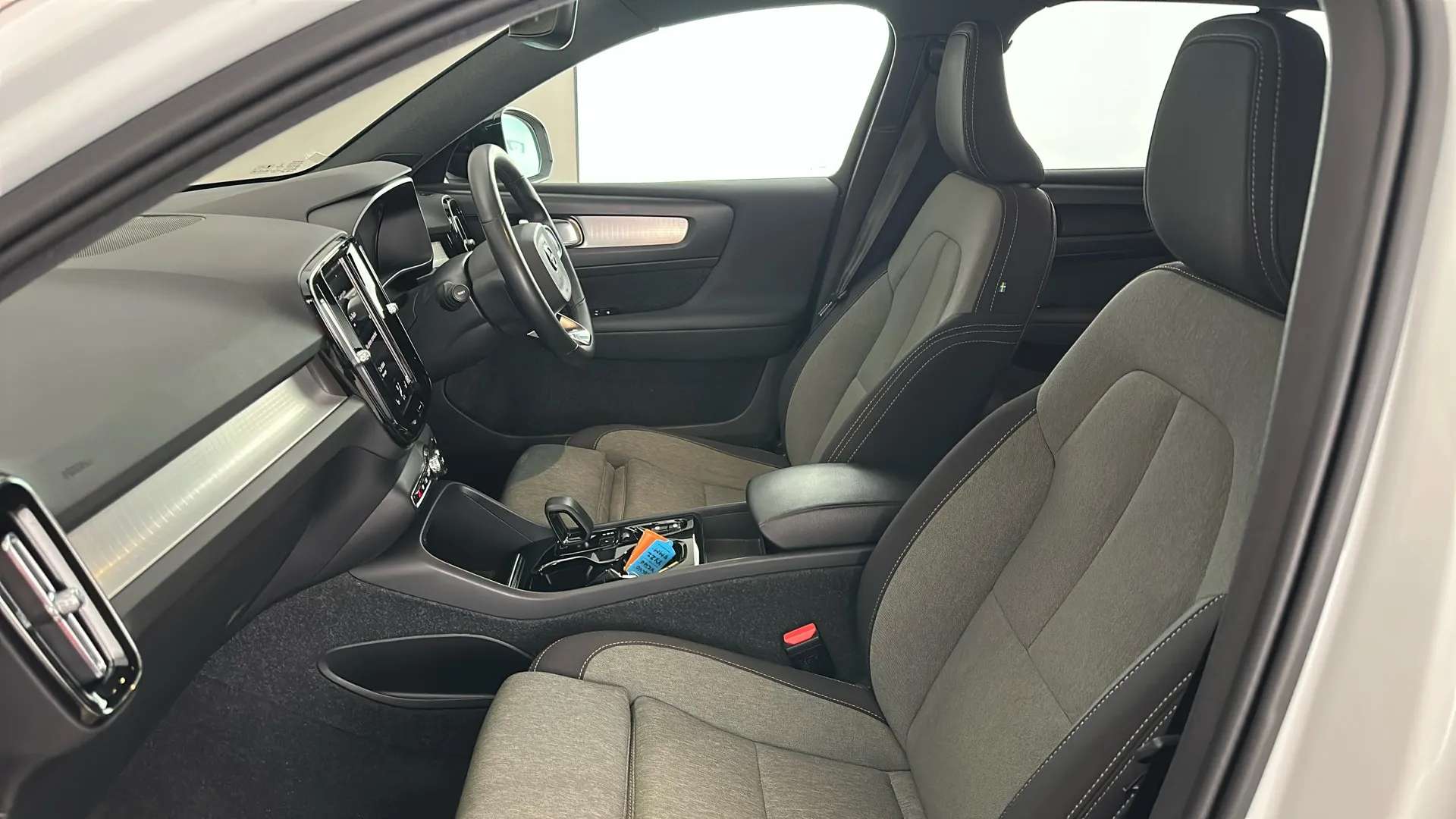 2022 VOLVO XC40 2022 VOLVO XC40