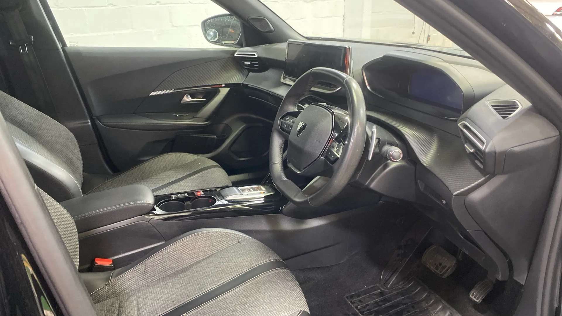 A 2024 PEUGEOT 2008 1.2 PureTech 130 Allure EAT8 A 2024 PEUGEOT 2008 1.2 PureTech 130 Allure EAT8