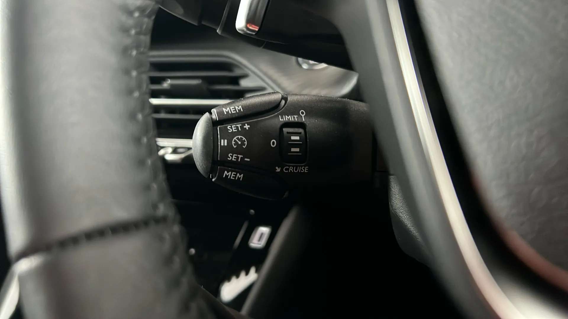 2024 PEUGEOT 2008 2024 PEUGEOT 2008