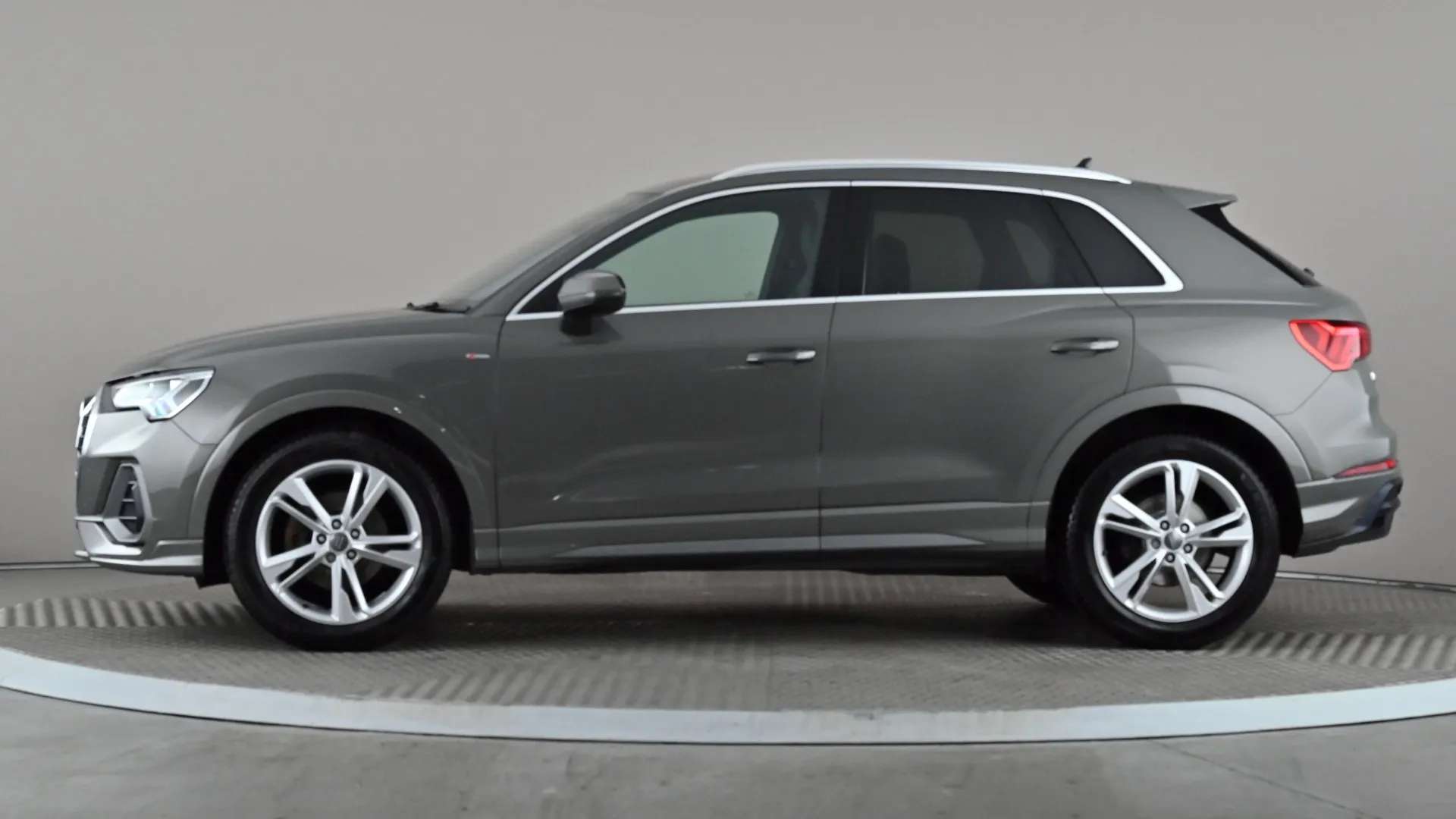 A 2019 AUDI Q3 35 TFSI S Line A 2019 AUDI Q3 35 TFSI S Line