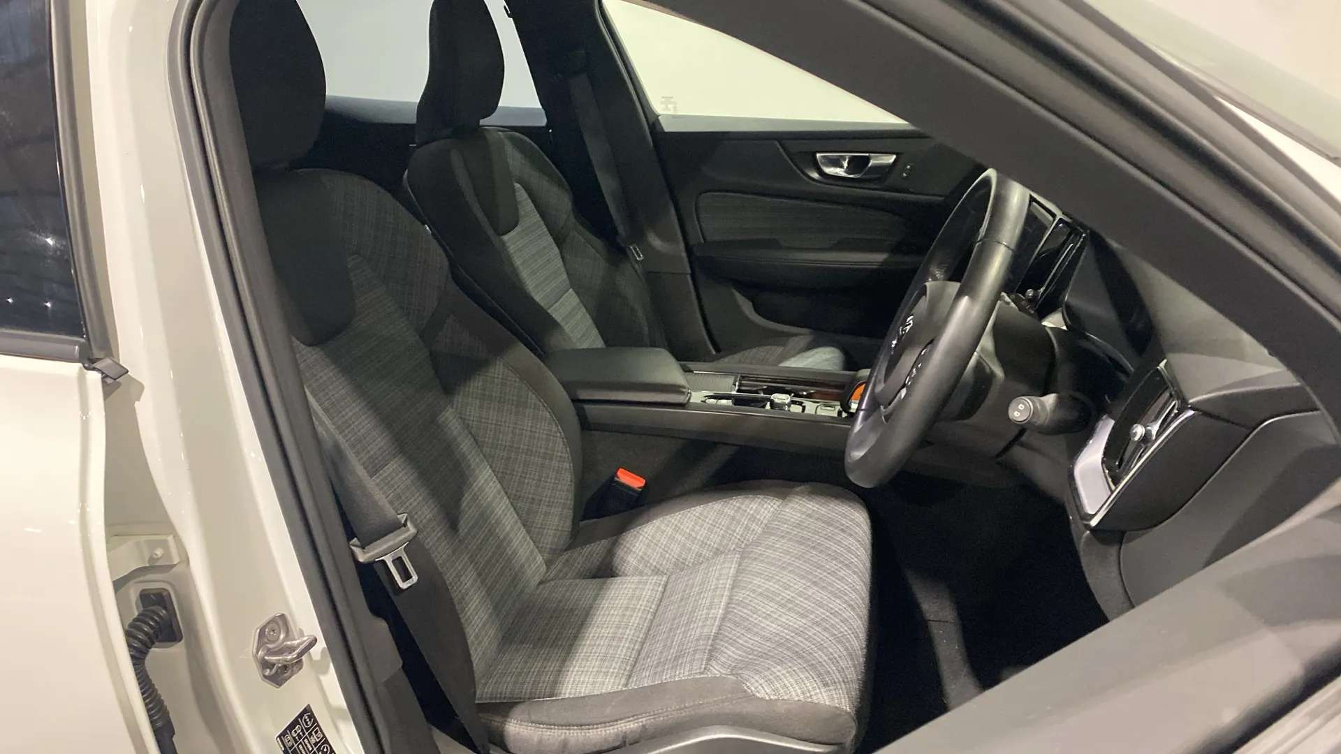 A 2021 VOLVO V60 2.0 B3P Momentum Auto A 2021 VOLVO V60 2.0 B3P Momentum Auto