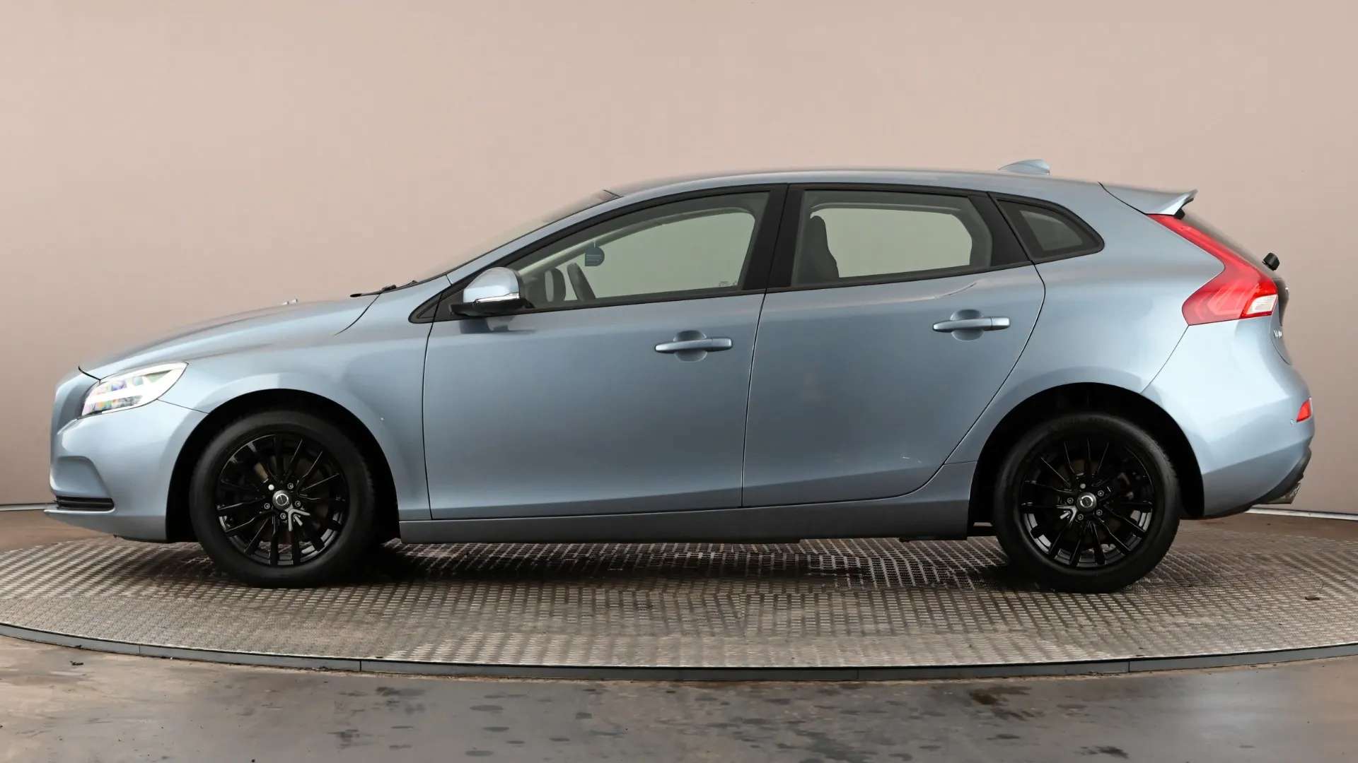 2018 VOLVO V40 2018 VOLVO V40