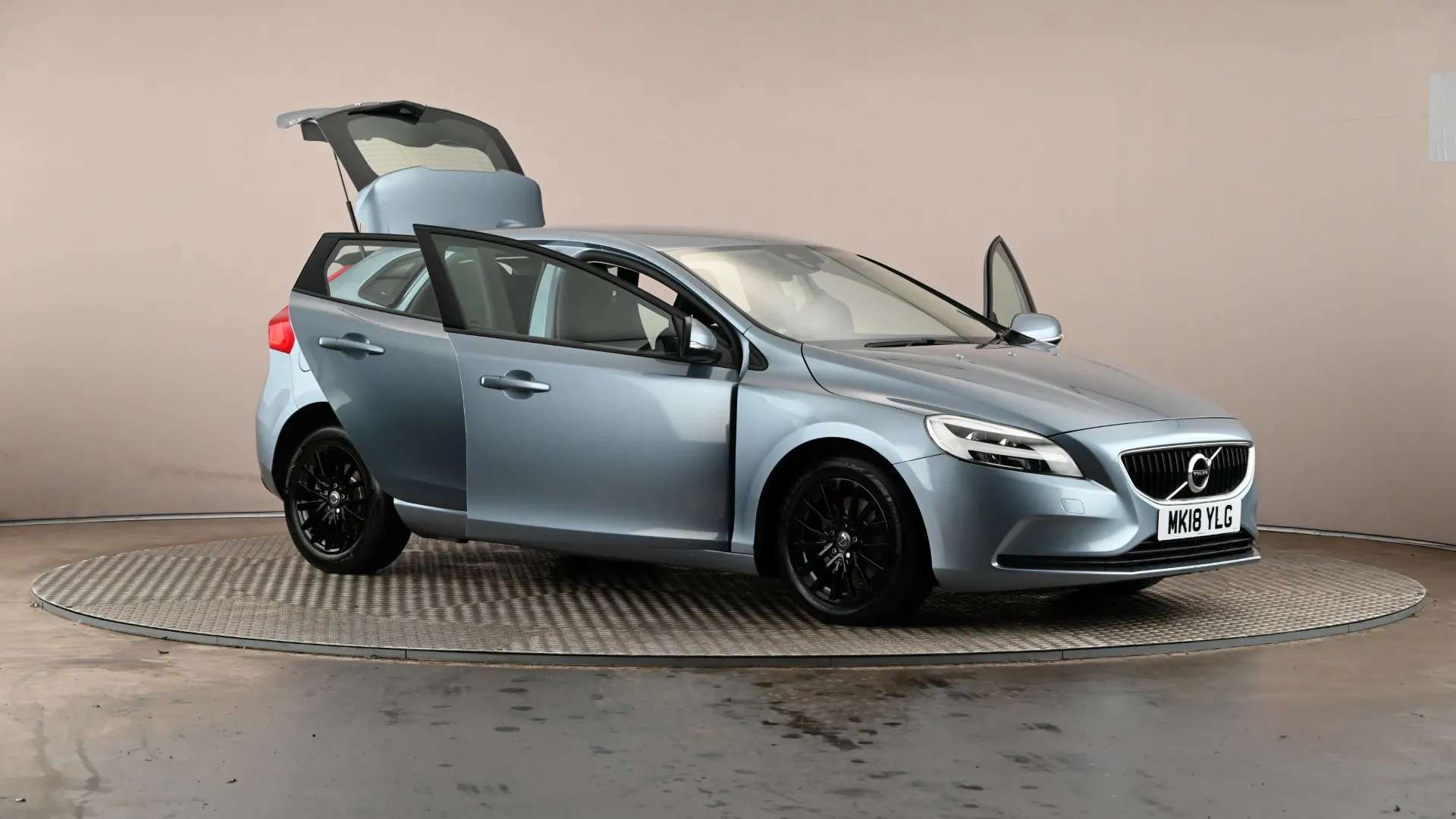 2018 VOLVO V40 2018 VOLVO V40