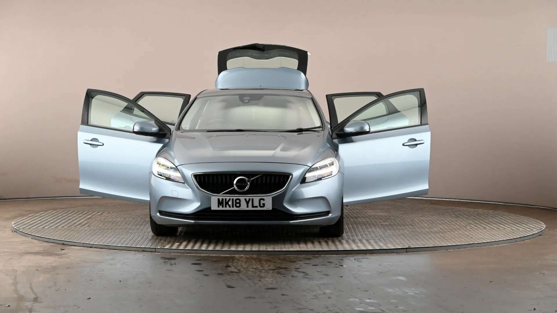 2018 VOLVO V40 2018 VOLVO V40