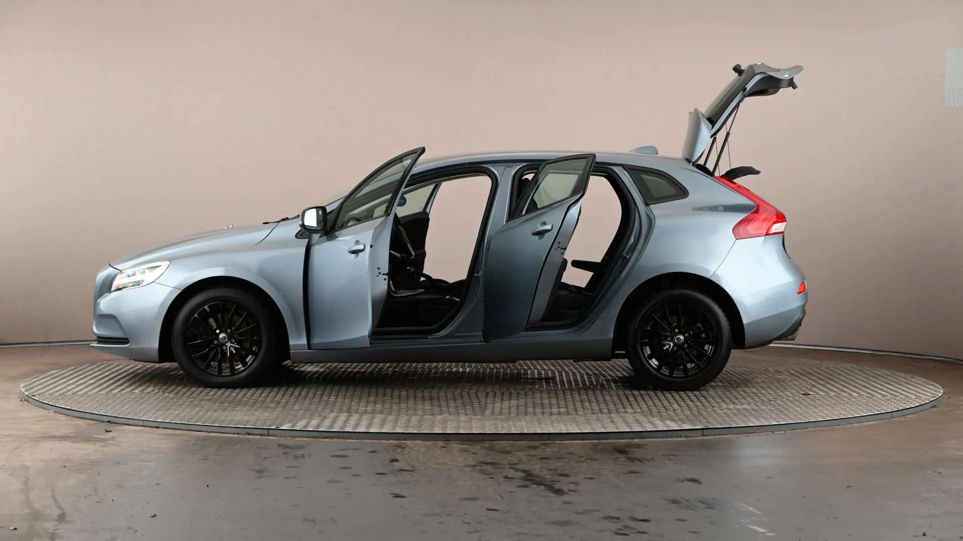 2018 VOLVO V40 2018 VOLVO V40