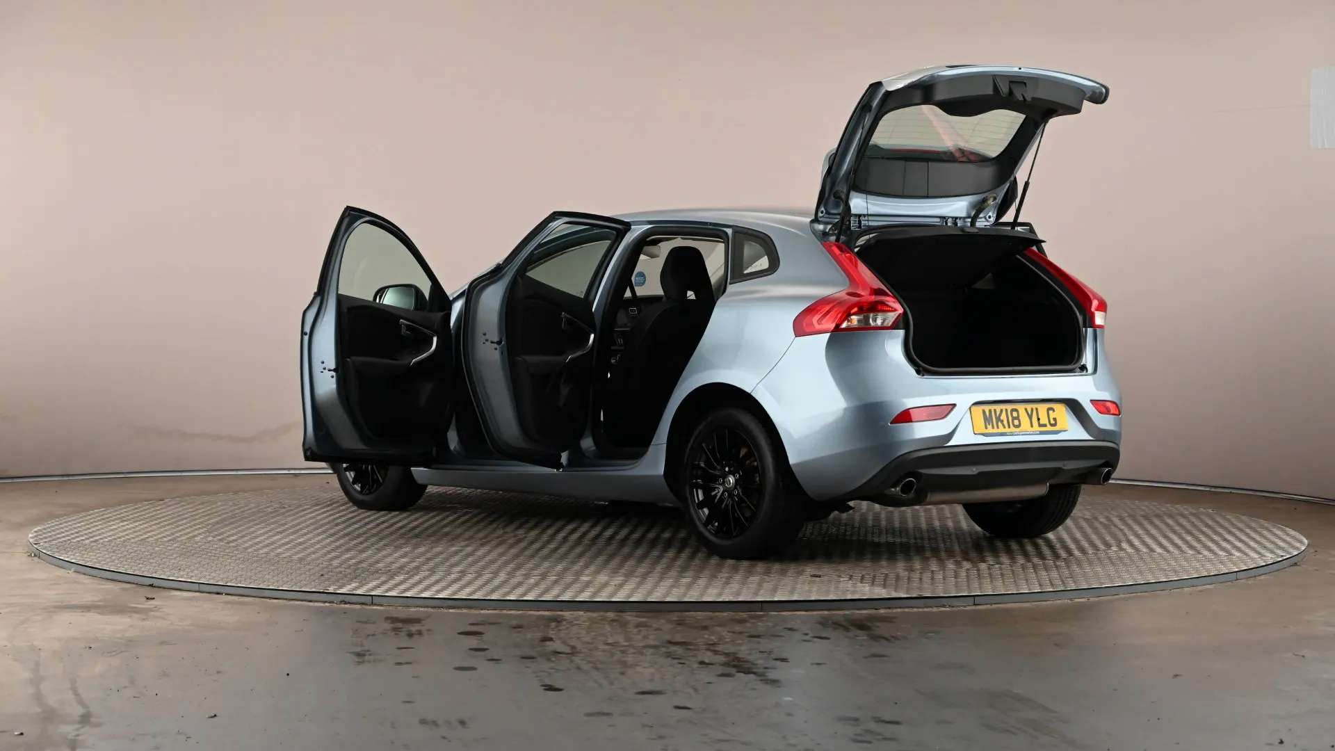 2018 VOLVO V40 2018 VOLVO V40