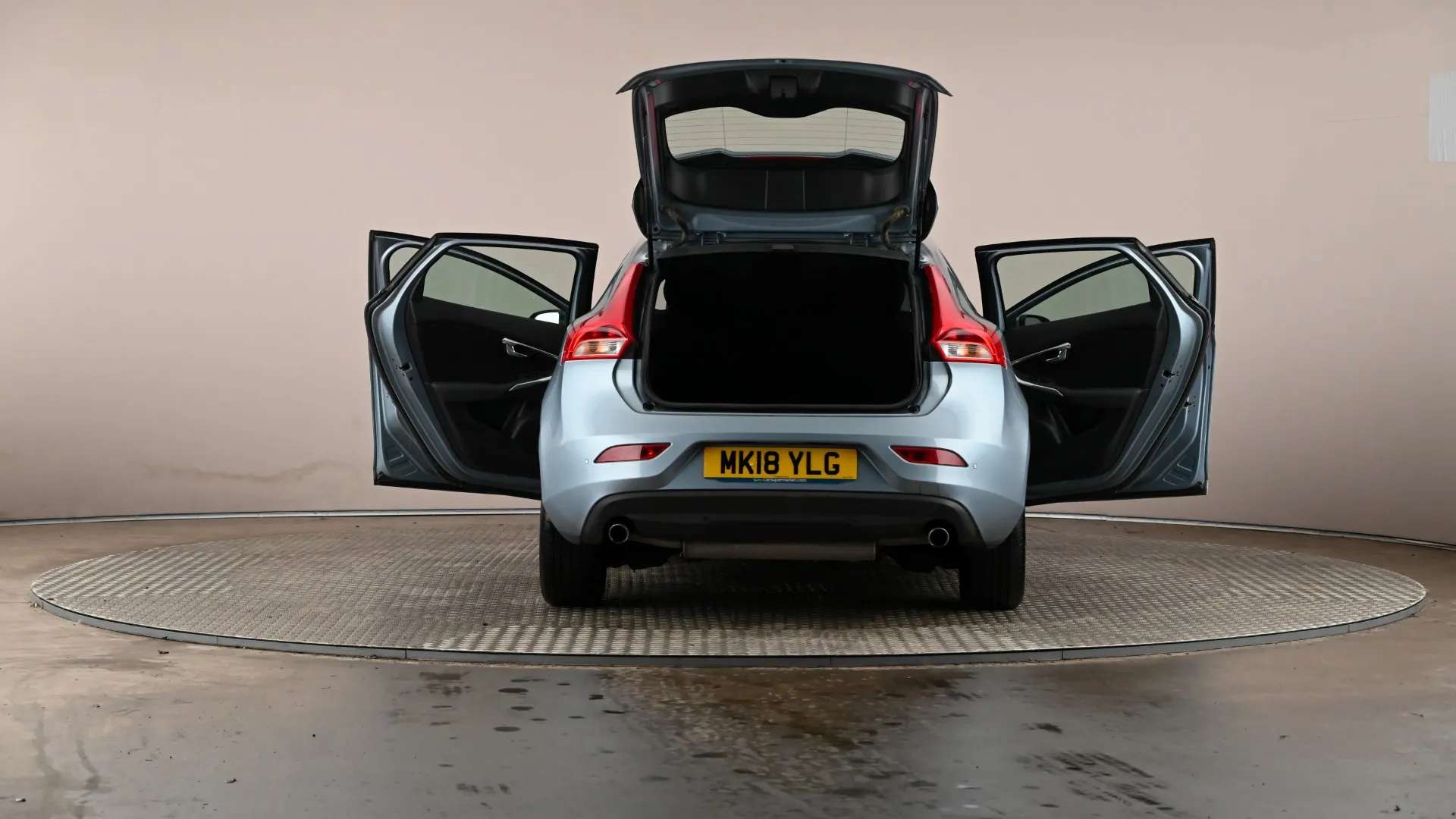 2018 VOLVO V40 2018 VOLVO V40