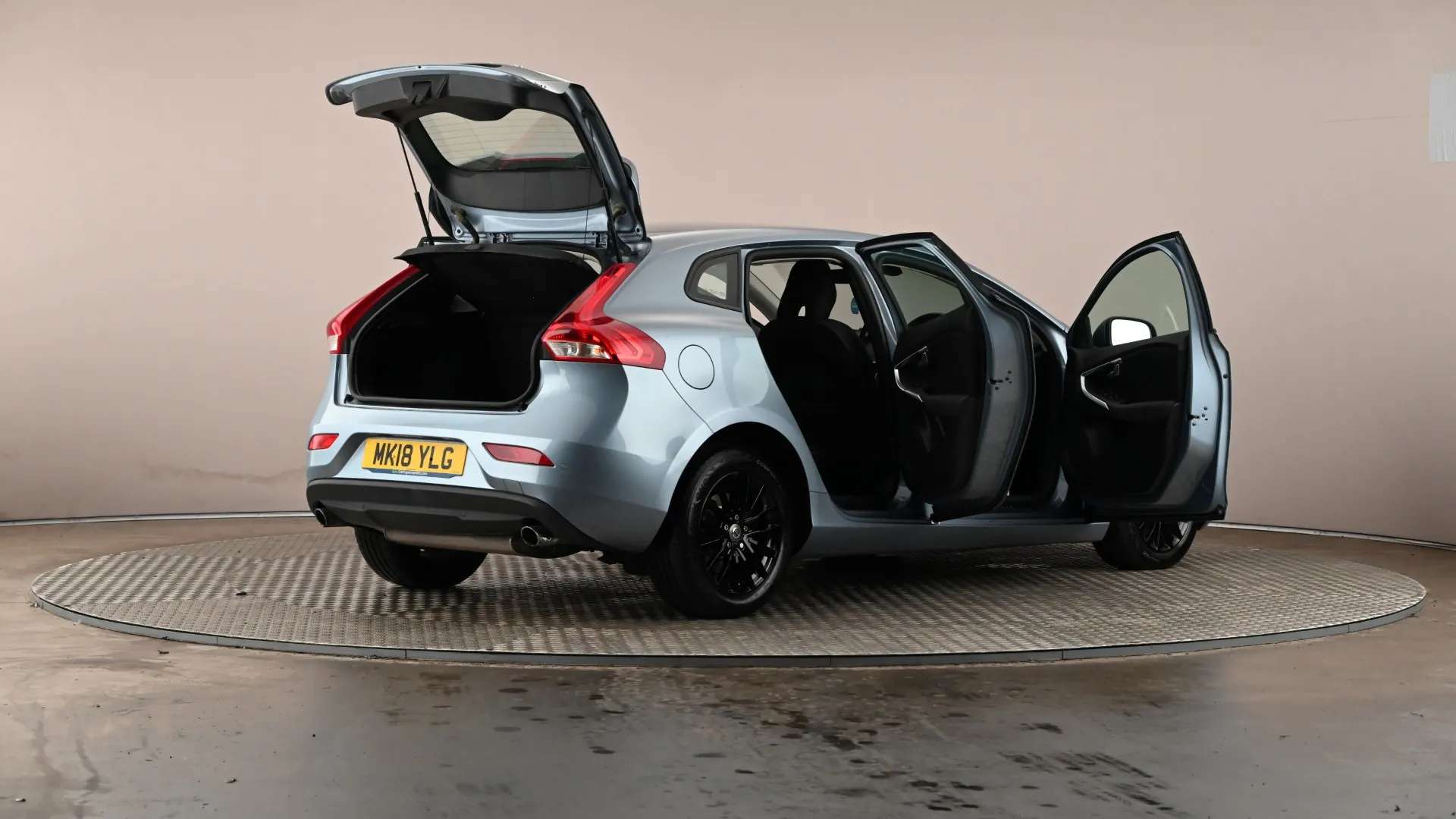 2018 VOLVO V40 2018 VOLVO V40