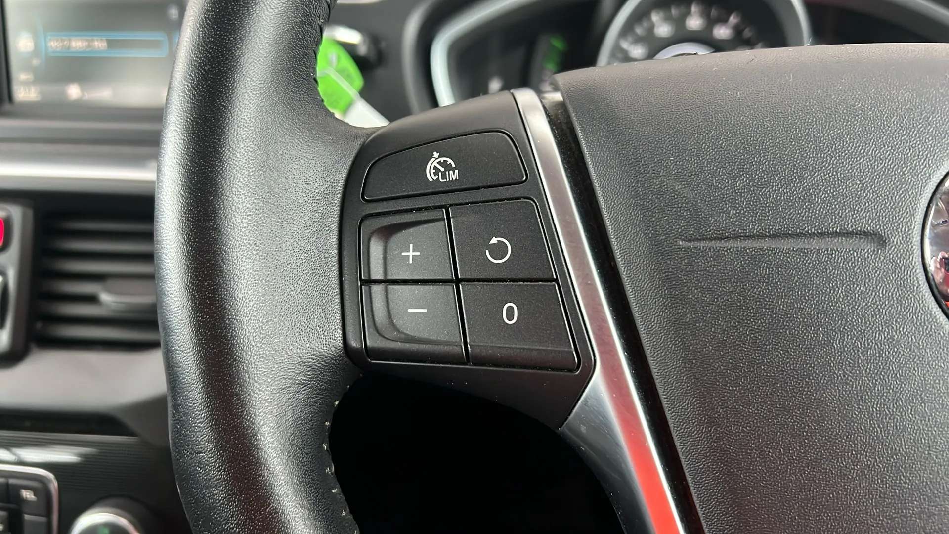 2018 VOLVO V40 2018 VOLVO V40