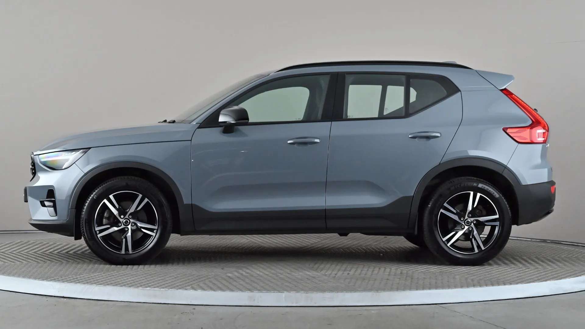 A 2022 VOLVO XC40 2.0 B3P Plus Dark Auto A 2022 VOLVO XC40 2.0 B3P Plus Dark Auto
