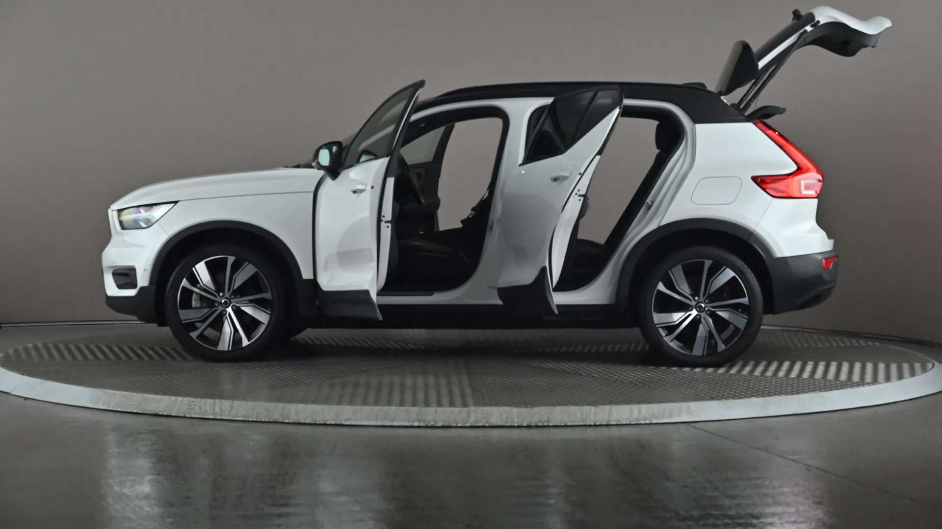 2021 VOLVO XC40 2021 VOLVO XC40