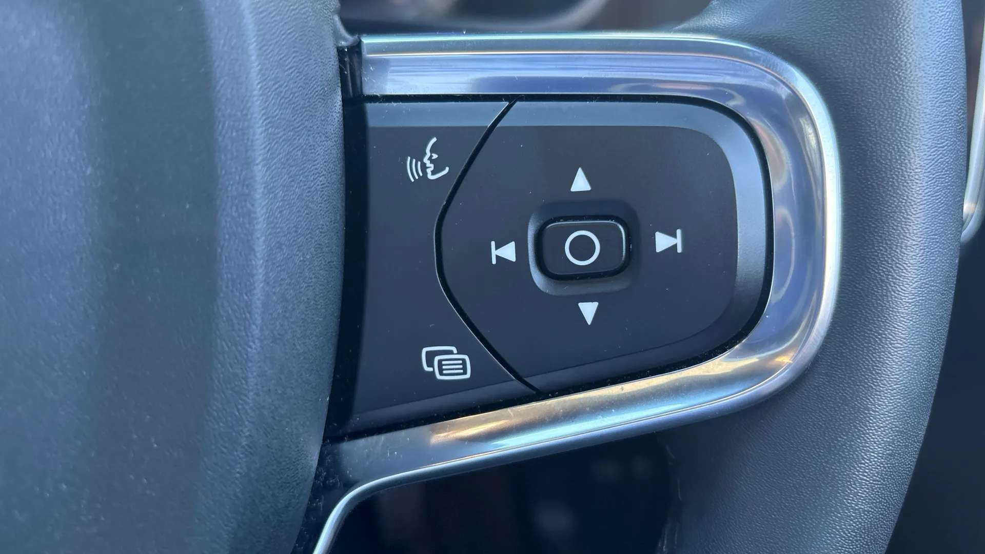 2022 VOLVO C40 2022 VOLVO C40