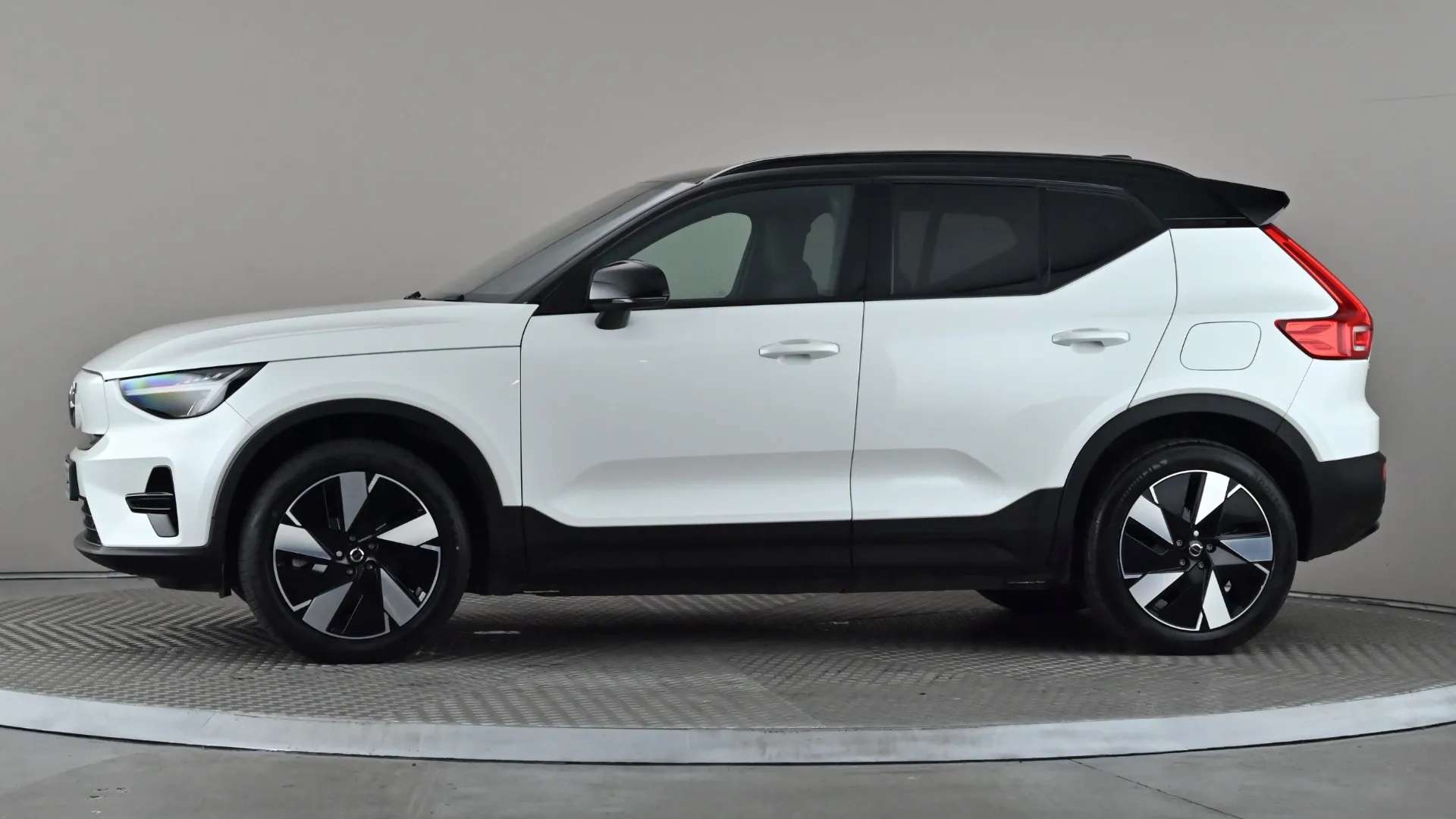 A 2023 VOLVO XC40 300kW Recharge Twin Core 82kWh AWD Auto A 2023 VOLVO XC40 300kW Recharge Twin Core 82kWh AWD Auto