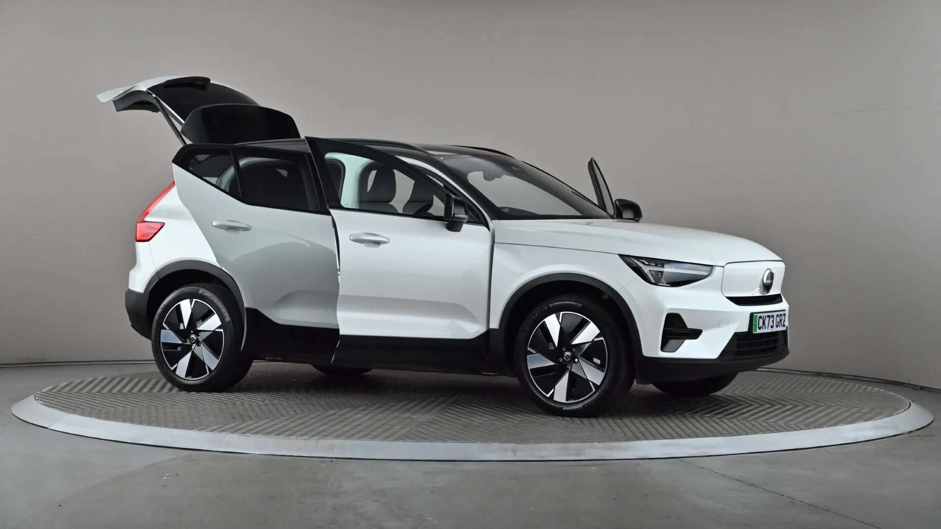 2023 VOLVO XC40 2023 VOLVO XC40