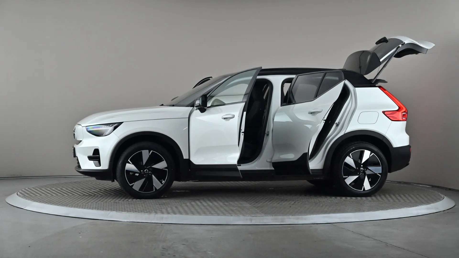 2023 VOLVO XC40 2023 VOLVO XC40